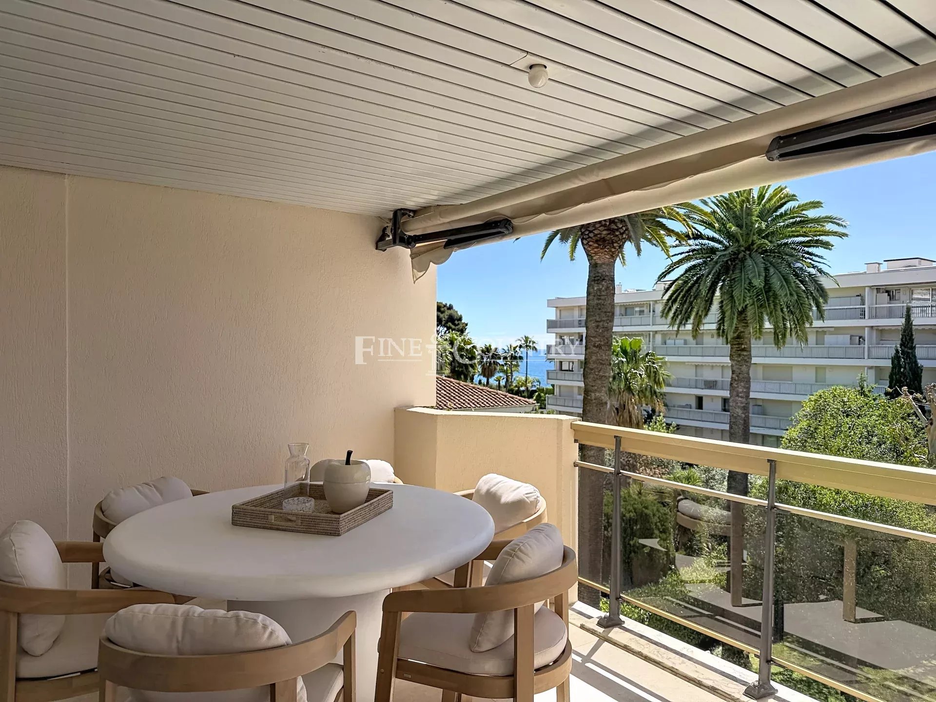 Photo of Apartment with Sea VIew and Pool For Sale in Palm Beach, Cannes
