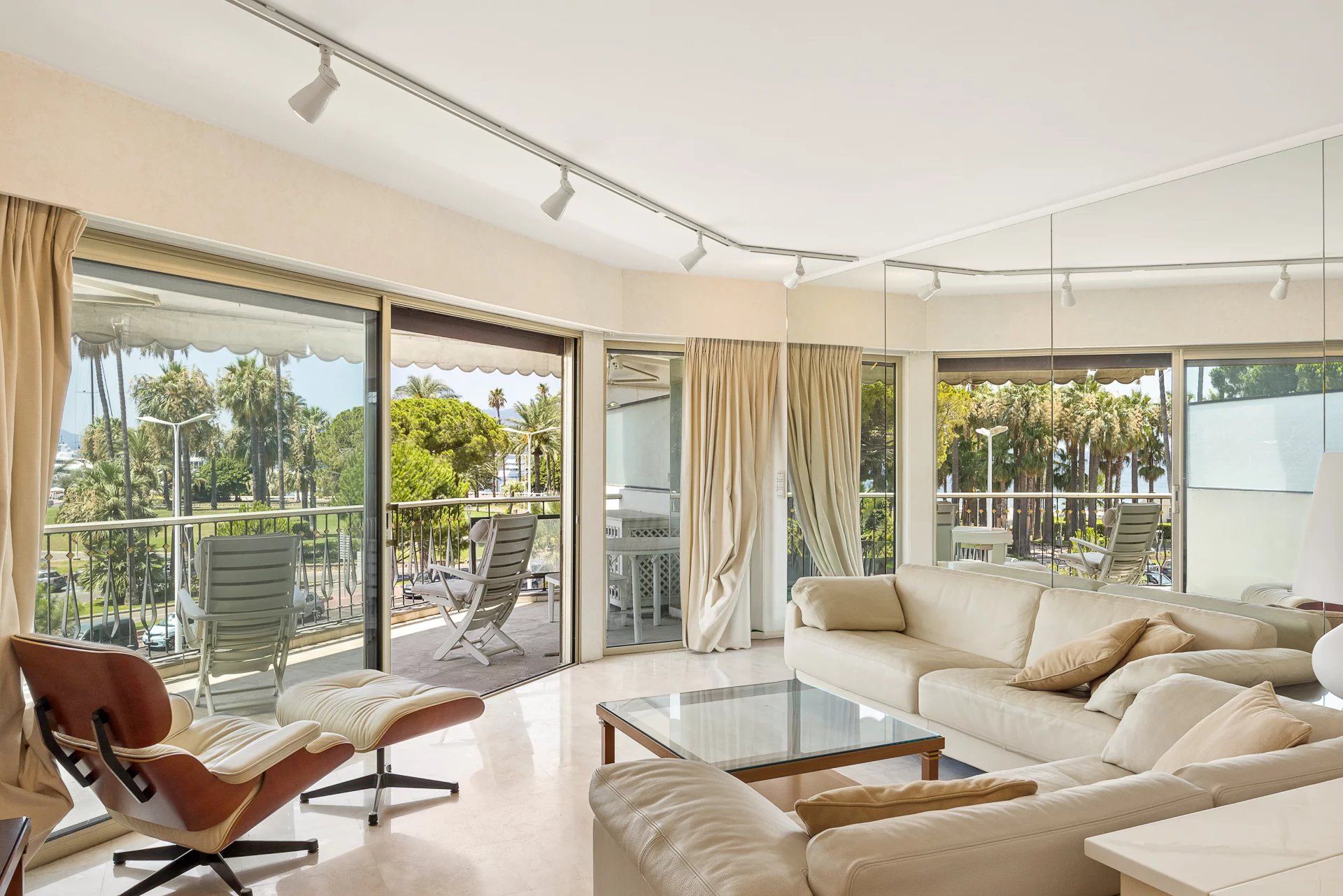 Cannes – Croisette – 2 pièces à rafraîchir avec terrasse face à la mer
