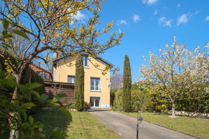 luire-et-Cuire– Crépieux - Family home - 958 sqm- 3 bedrooms (4 bedrooms possible)