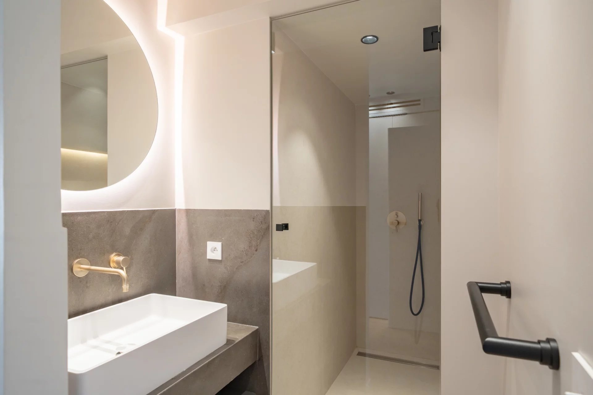 3-bedroom top floor duplex with rooftop terrace and sea views