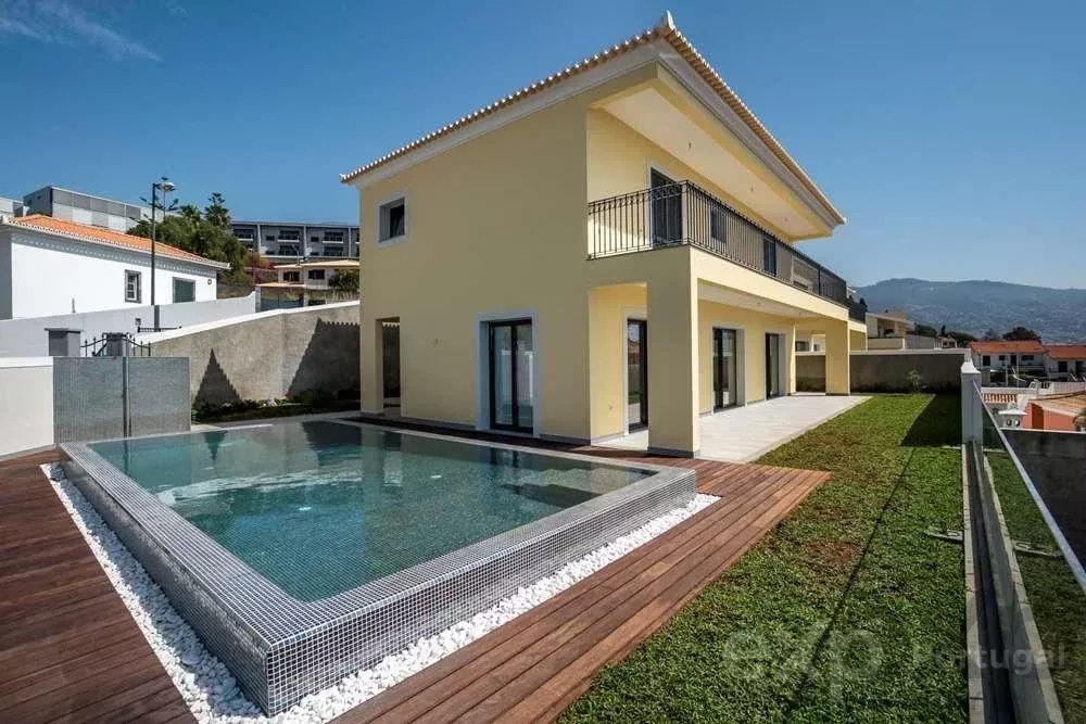 "Luxuosa Moradia em São Martinho, Madeira"