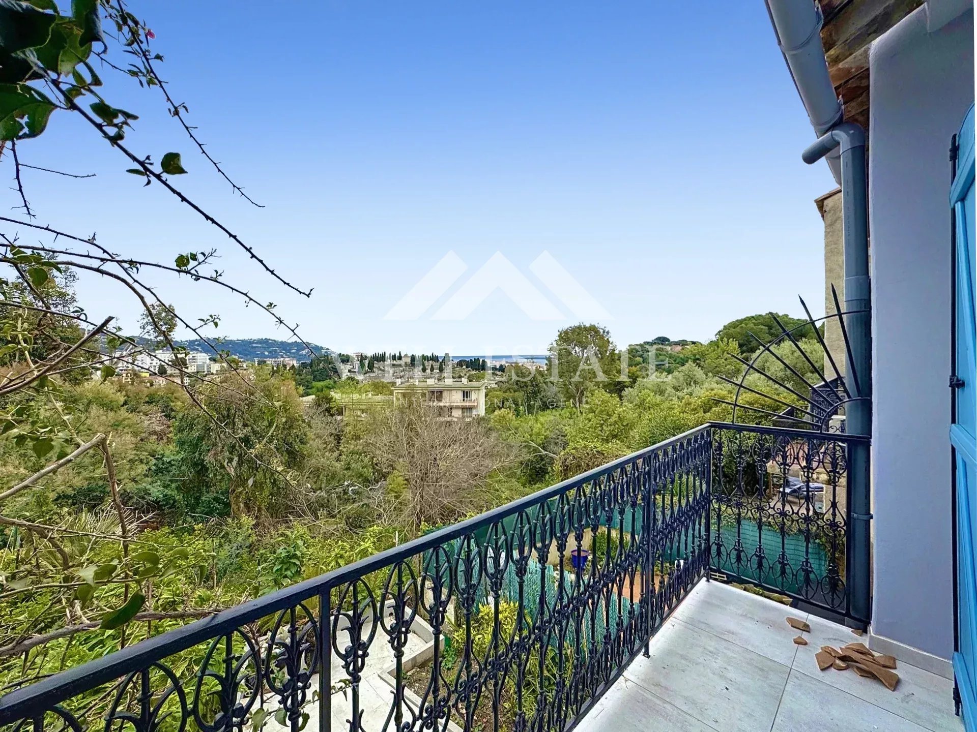 RENOVATED 3-BEDROOM SEMI-DETACHED HOUSE 110M2 IN A SECURE DOMAIN WITH SEA VIEW NEAR CROIX DES GARDES
