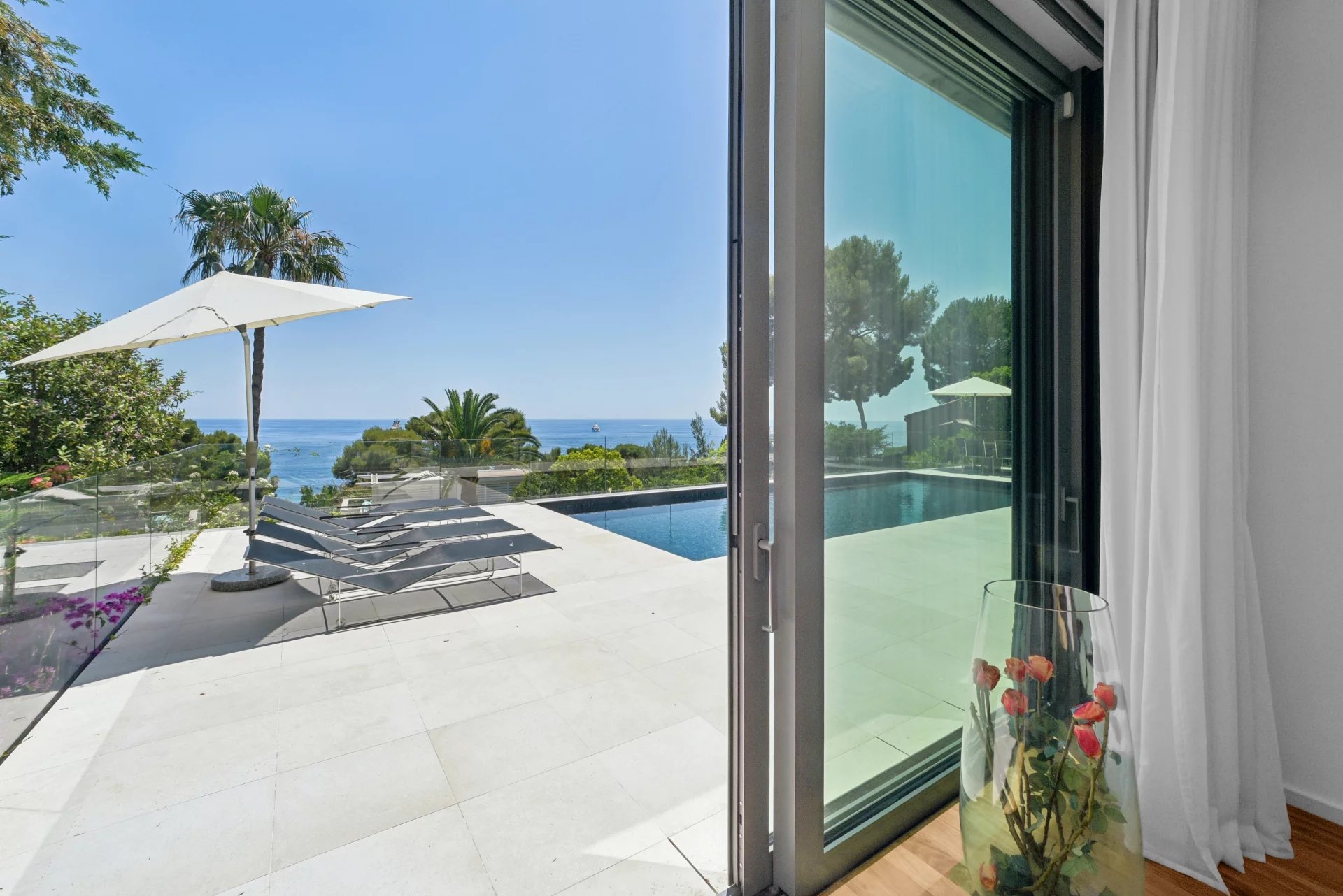 Villa contemporaine d'exception à Èze Bord de Mer – Un véritable écrin entre mer et montagne