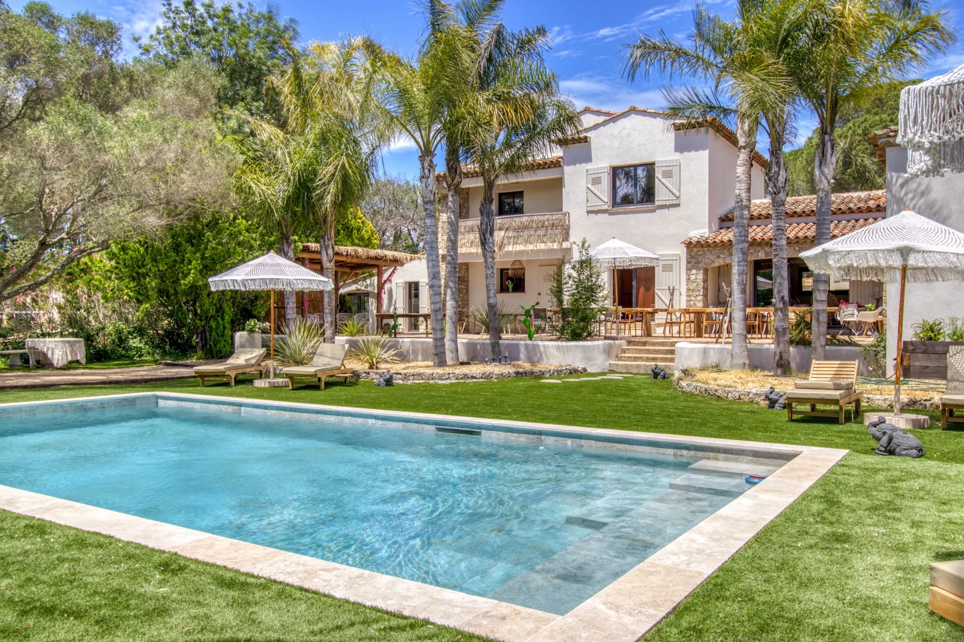 VILLA WITH CHARACTER - VIEW OF GRIMAUD CASTLE