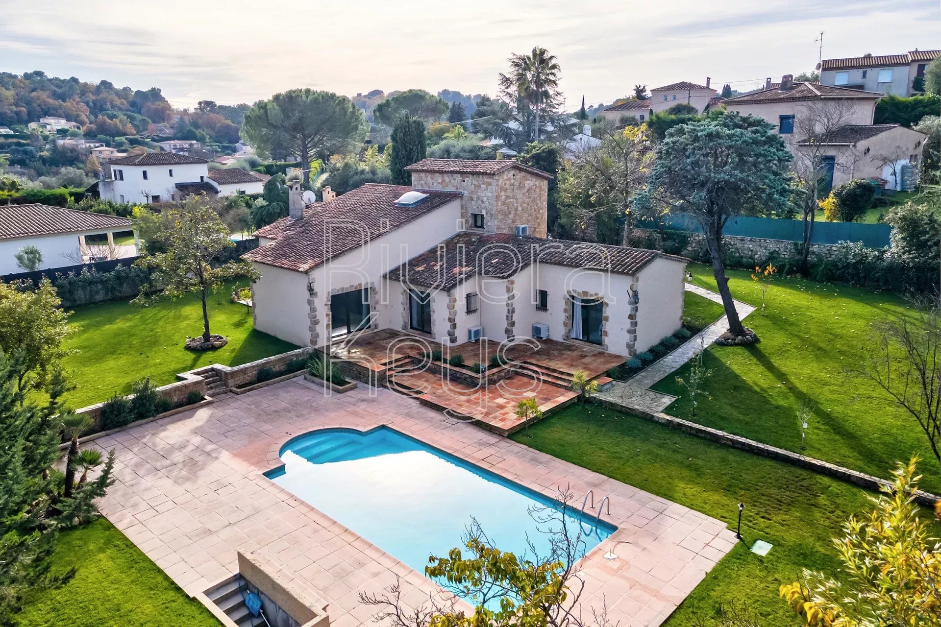 VALBONNE Peyrebelle: Fantastisk renoverad villa med 5 sovrum och pool, nära byn