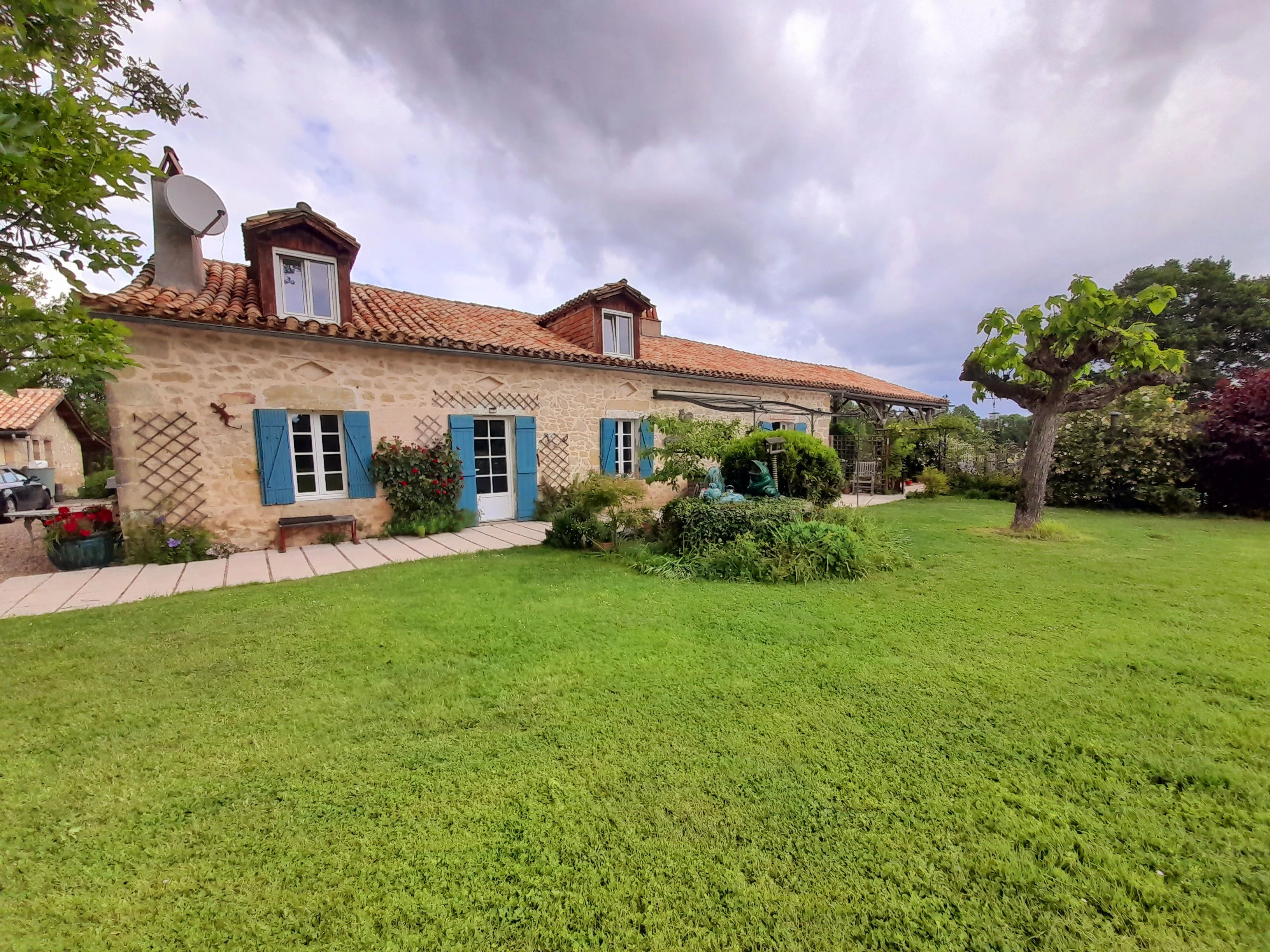 Character Country House and Swimming Pool