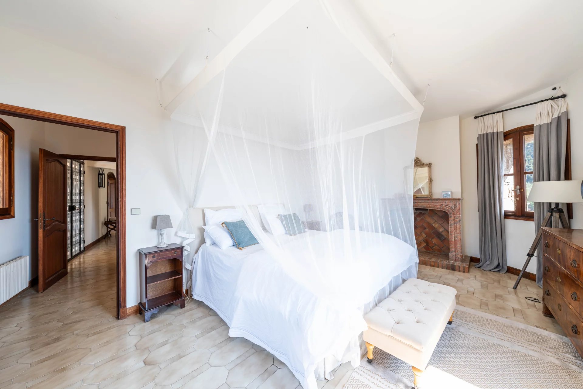  Image of Villa - 12 Bedrooms for Sale in Alpes-Maritimes-Grasse-France, Image 11