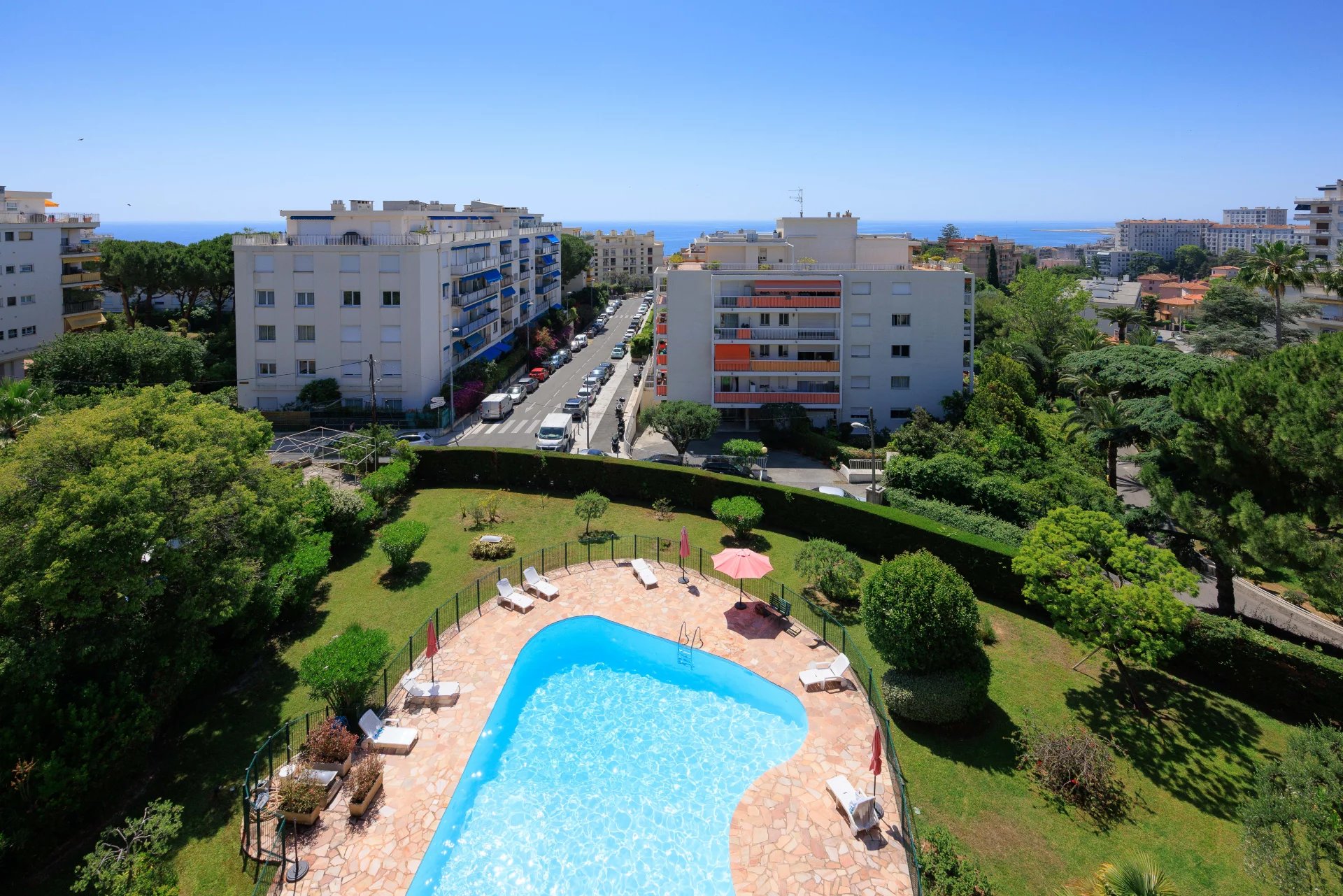 NICE OUEST FAC DE LETTRE - SUPERBE DERNIER ETAGE  AVEC GRANDES TERRASSES ET VUE MER