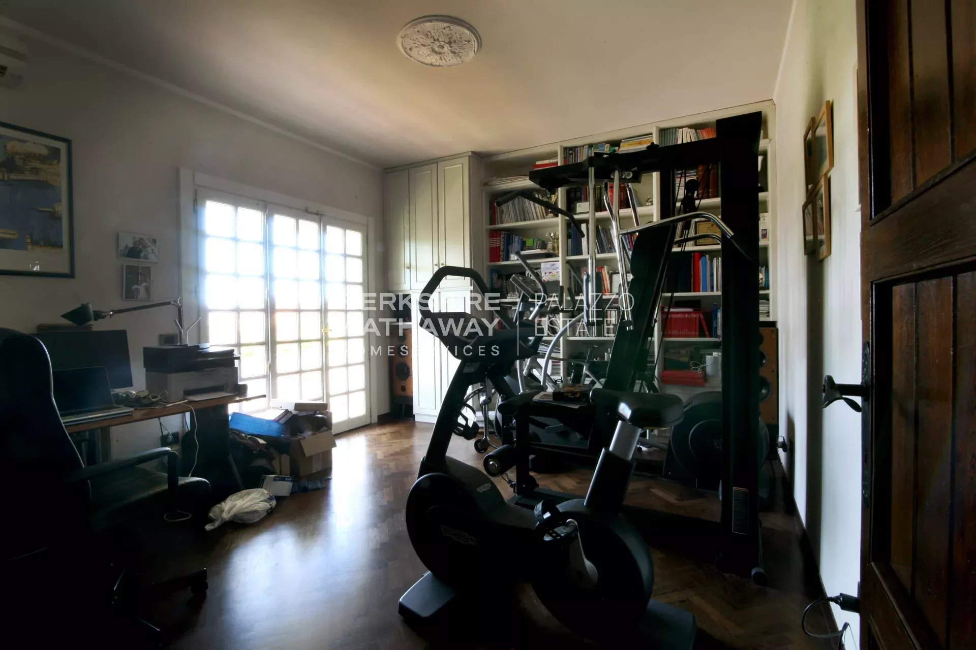 Magnificent detached villa with a large garden, minutes from the sea and Pietrasanta