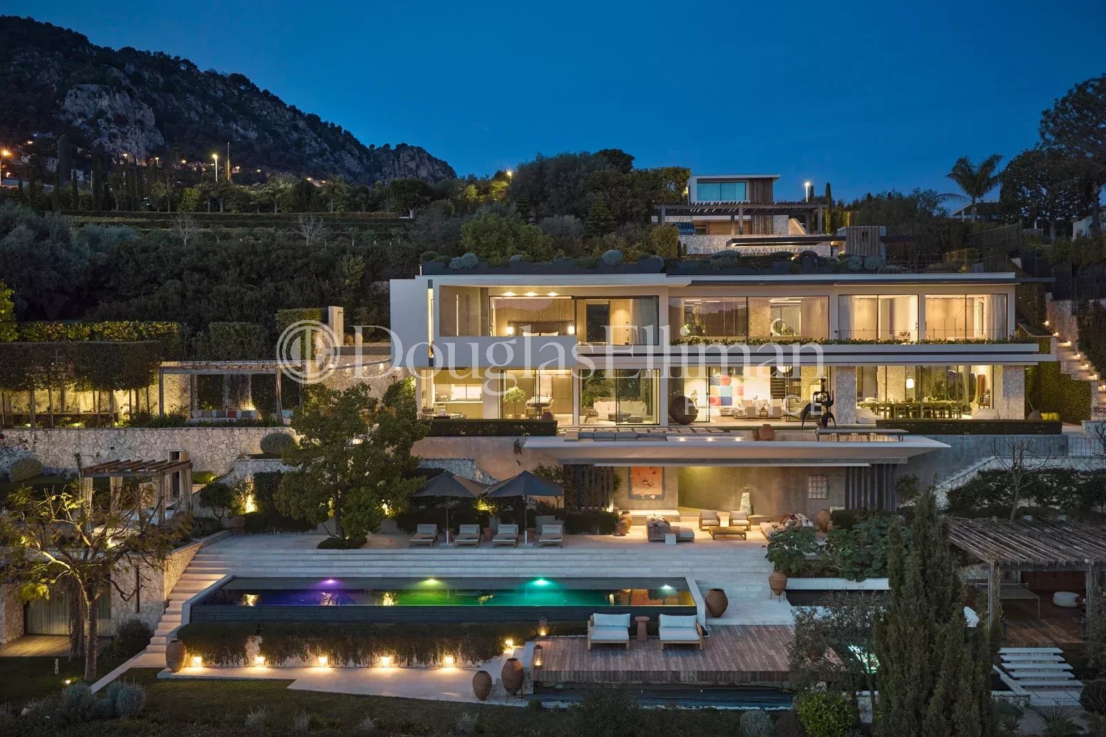 VILLEFRANCHE-SUR-MER – Luxurious and Refined Contemporary Seafront Property - Picture n°2