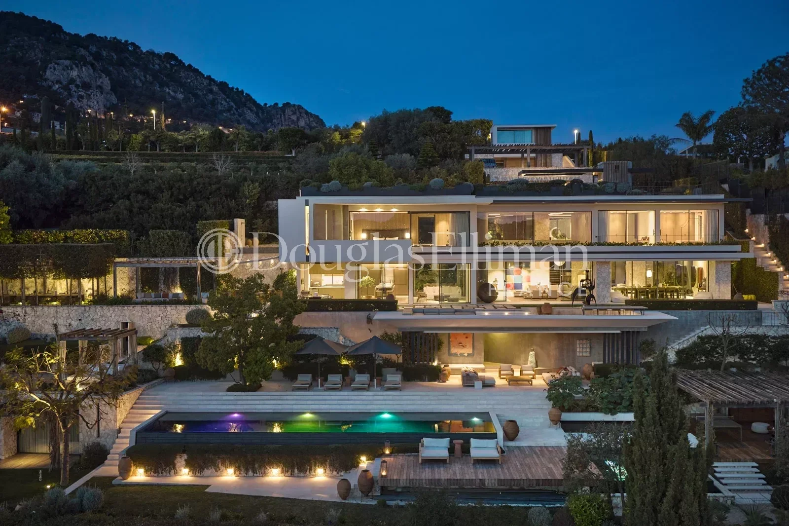 VILLEFRANCHE-SUR-MER – Propriété contemporaine luxueuse et raffinée face à la mer - Image nᵒ2