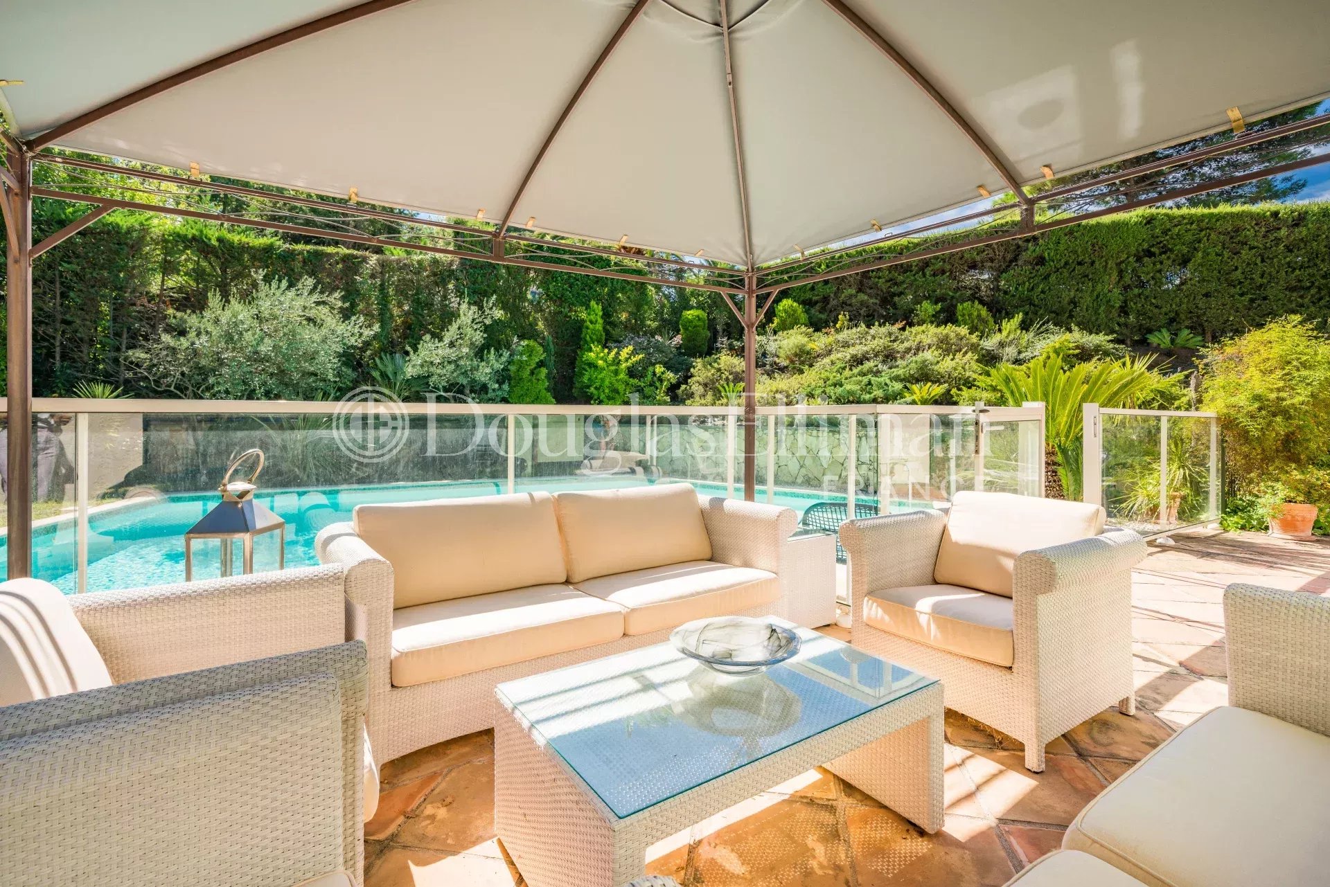 MOUGINS : Villa avec vue panoramique a coté du Vieux Village - Image nᵒ2