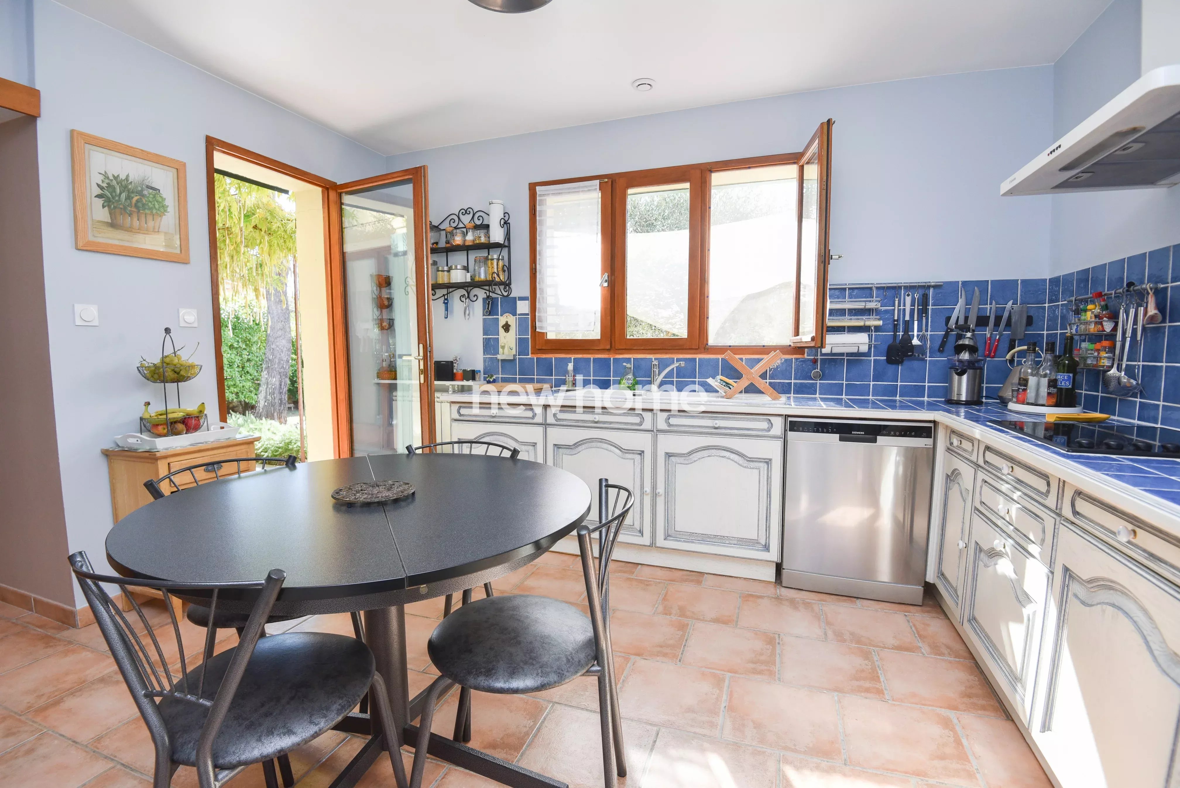 Maison tout confort avec grand jardin, garage, piscine et proximité du village