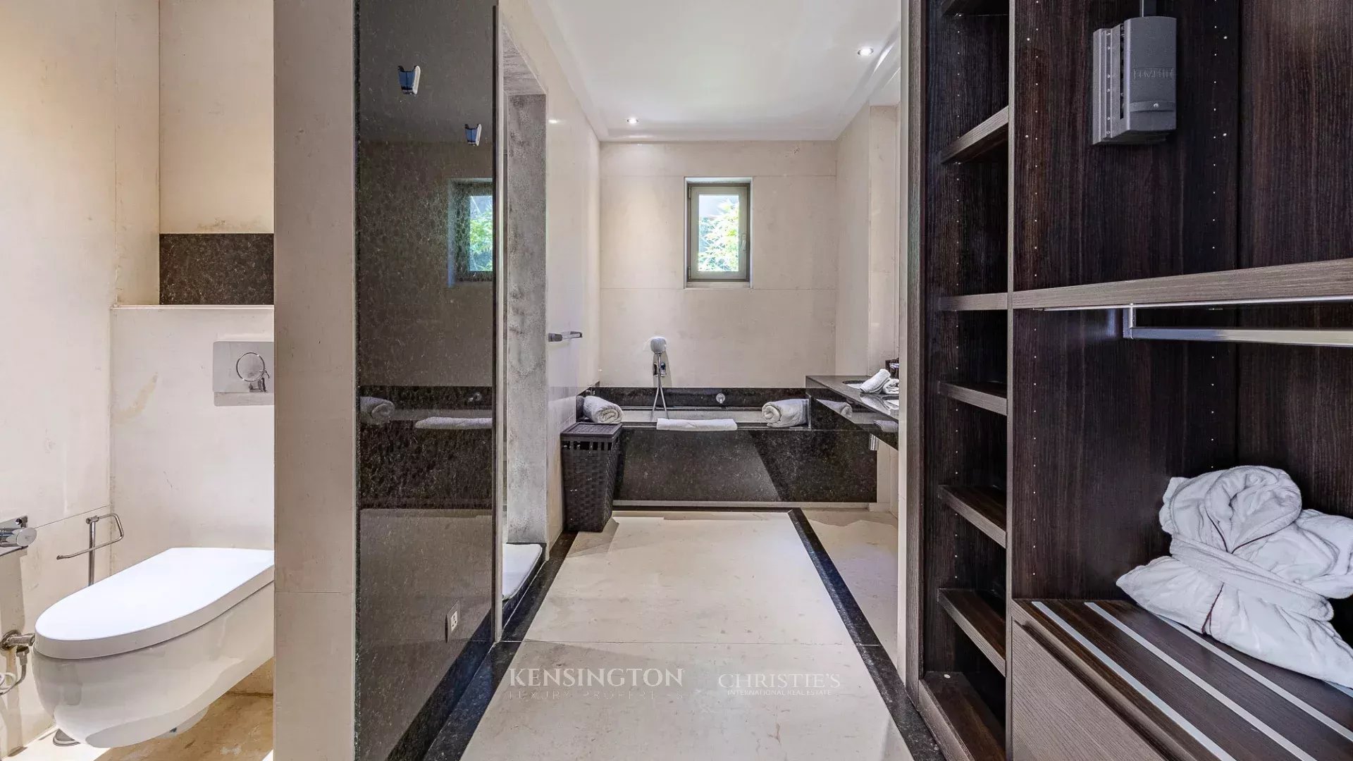 6 Bedroom Villa/Townhouse's Image 26