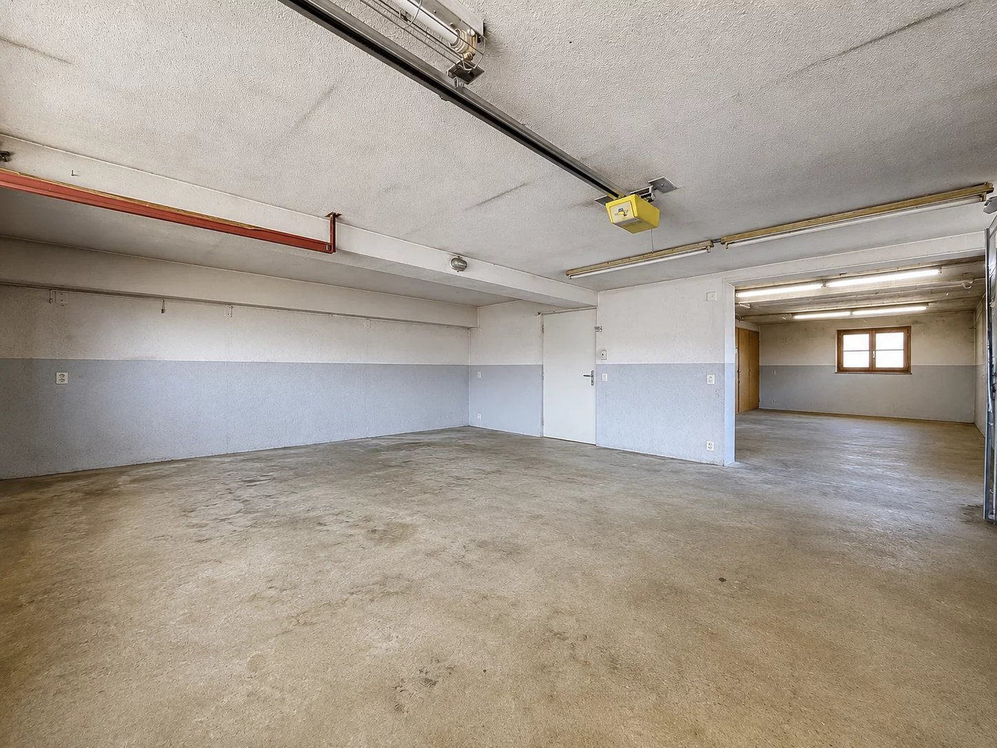 Grande maison avec 2 appartements et vaste garage