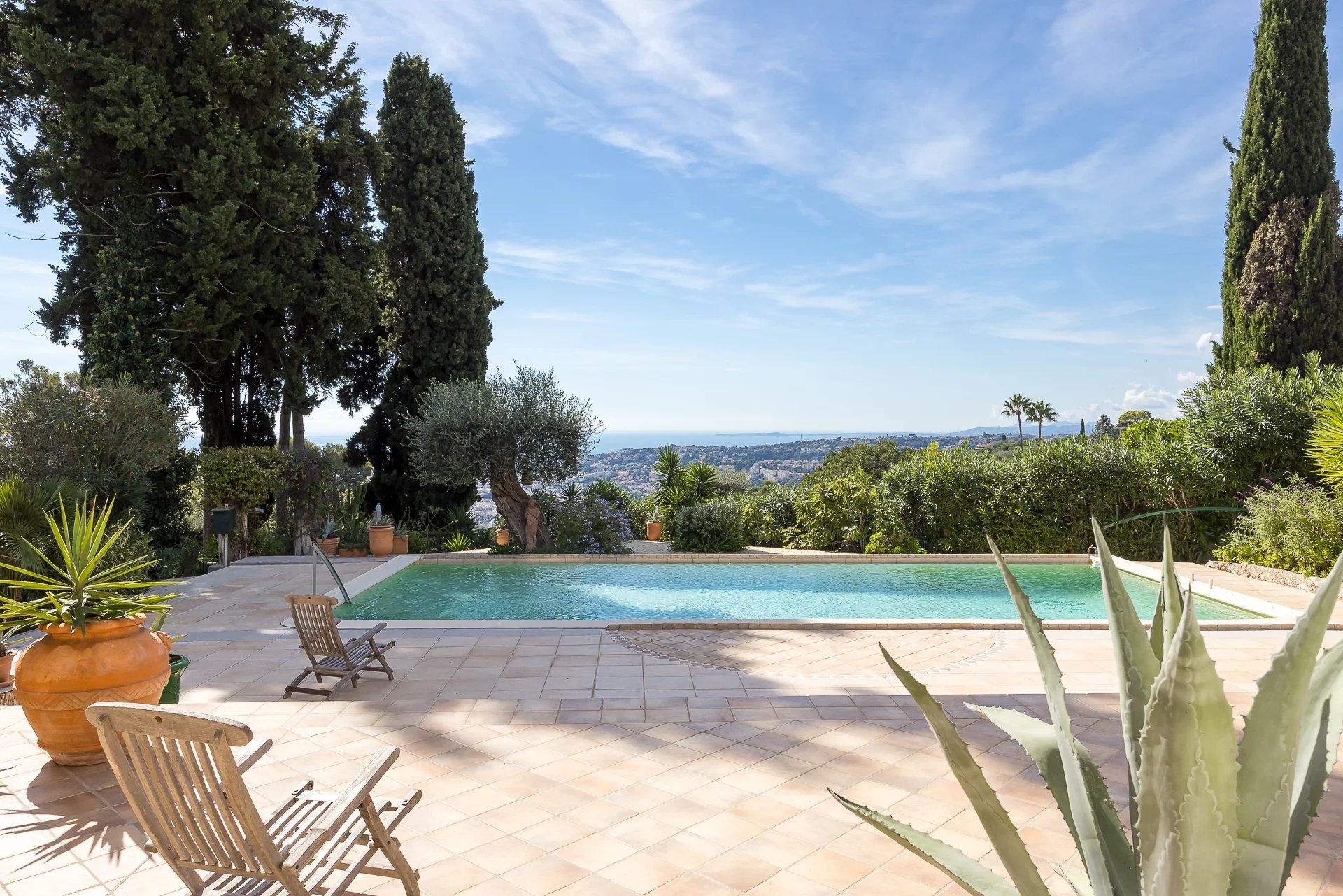 NICE GAIRAUT – PROPRIETE AVEC PISCINE BENEFICIANT D’UNE VUE MER PANORAMIQUE