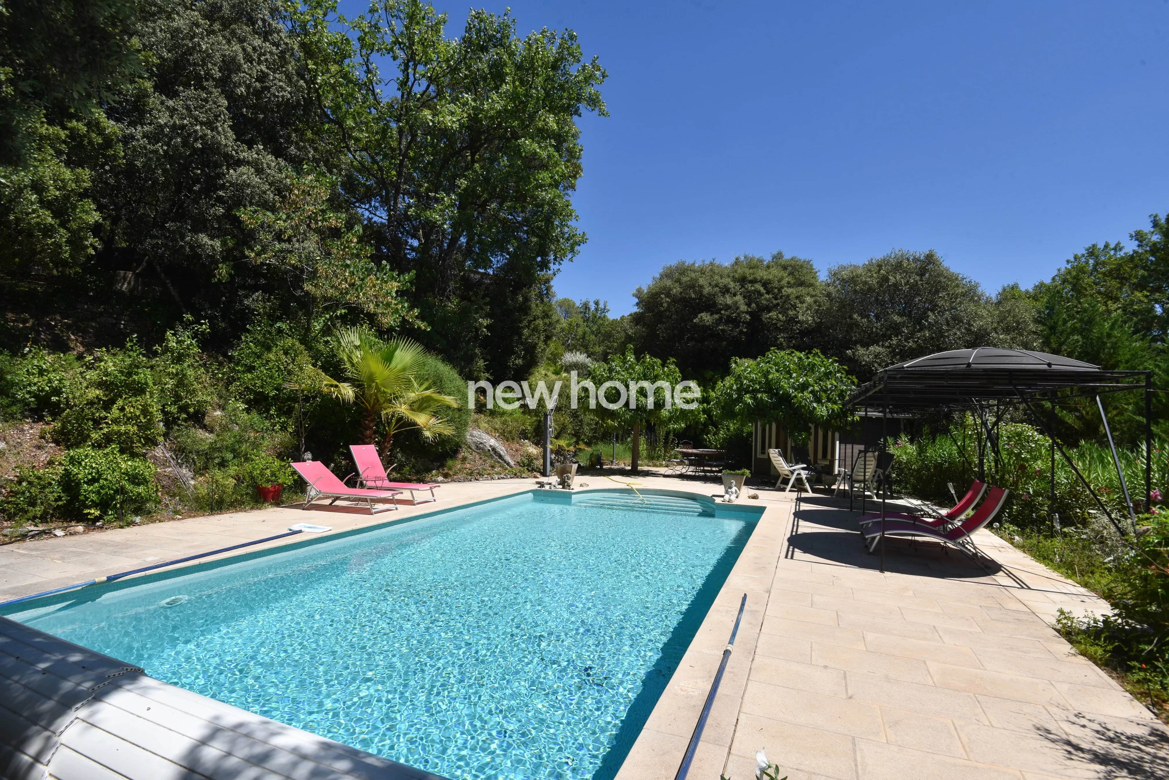 Maison spacieuse sur un terrain vaste et arboré