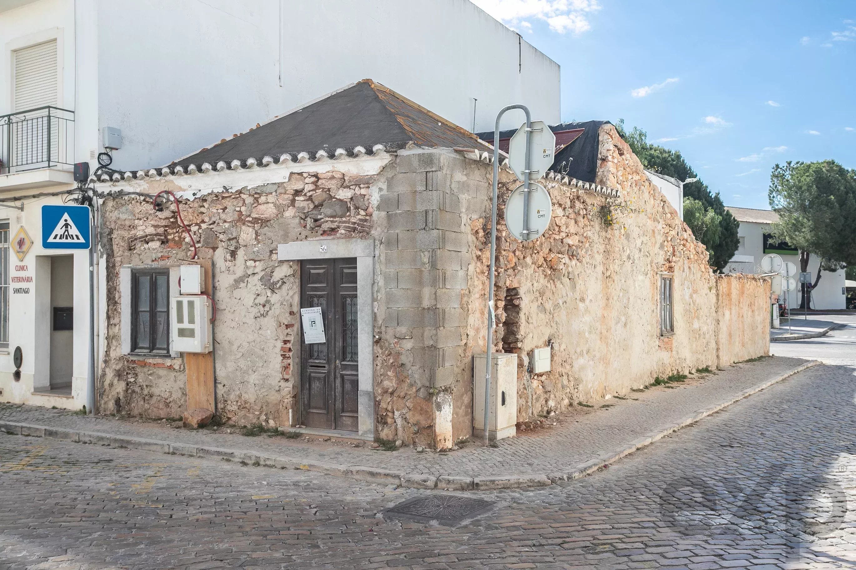 Charming House with Approved Reconstruction Project in Tavira Historic Centre 86993556 image 1
