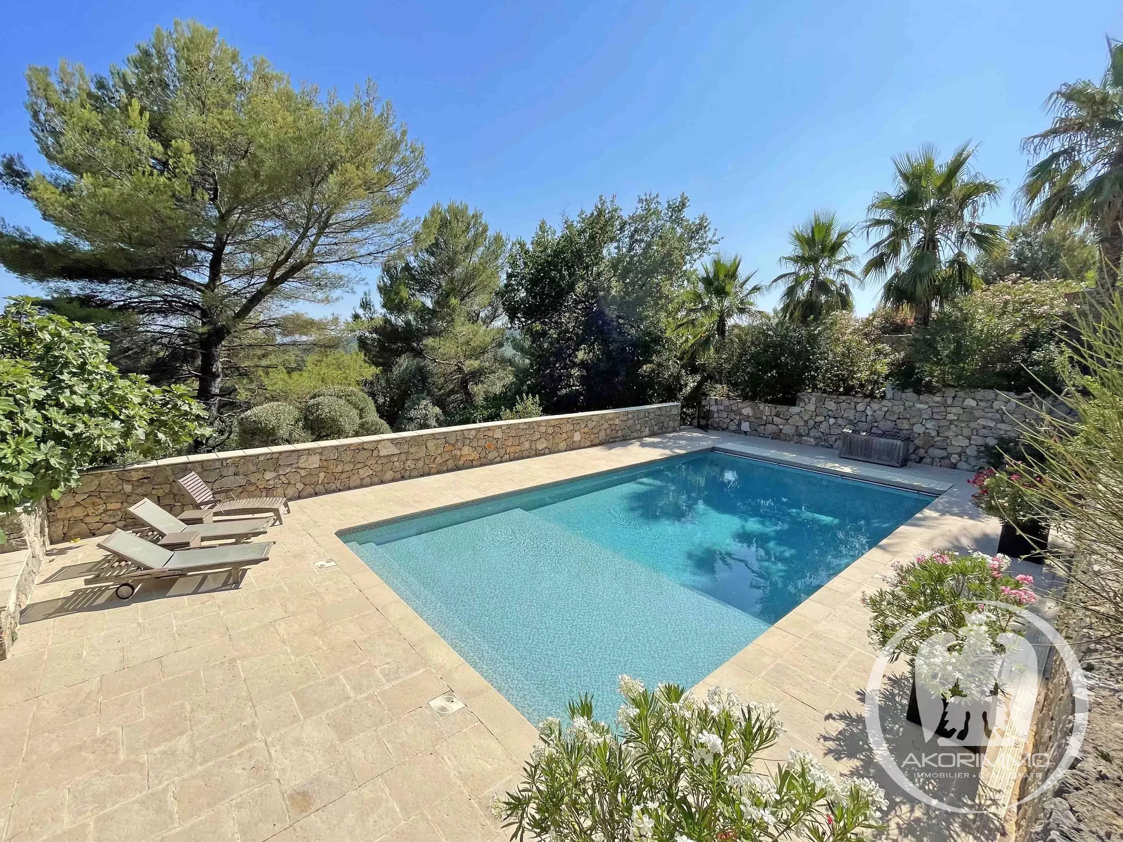 House  - Bastide / Mas  - 8 rooms  - 240.0 m2 -