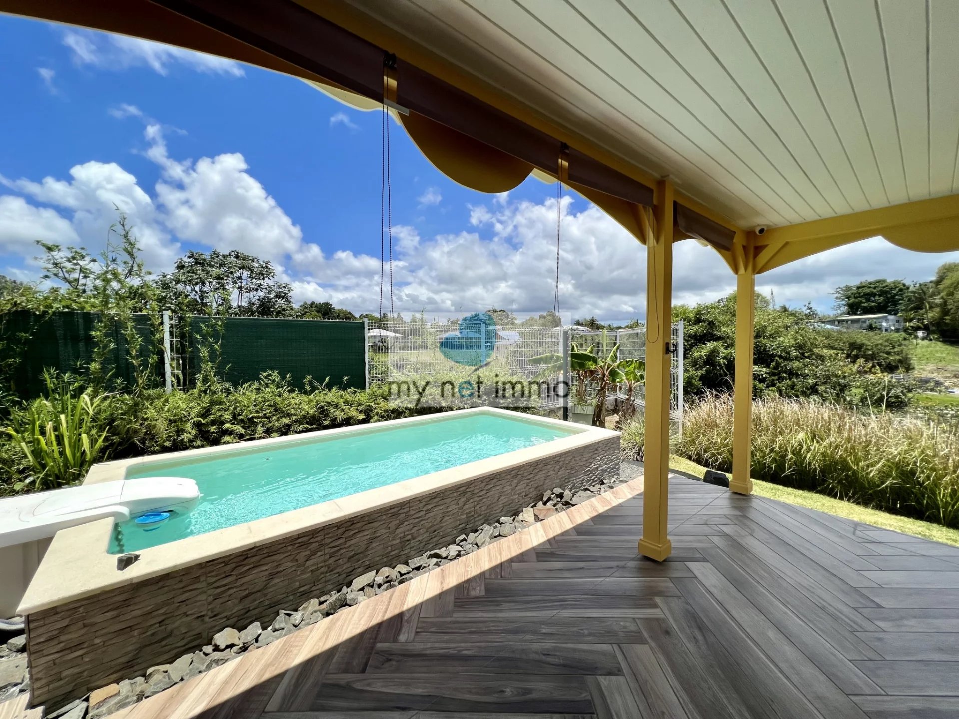 VILLA T4 MEUBLEE AVEC PISCINE PETIT BOURG