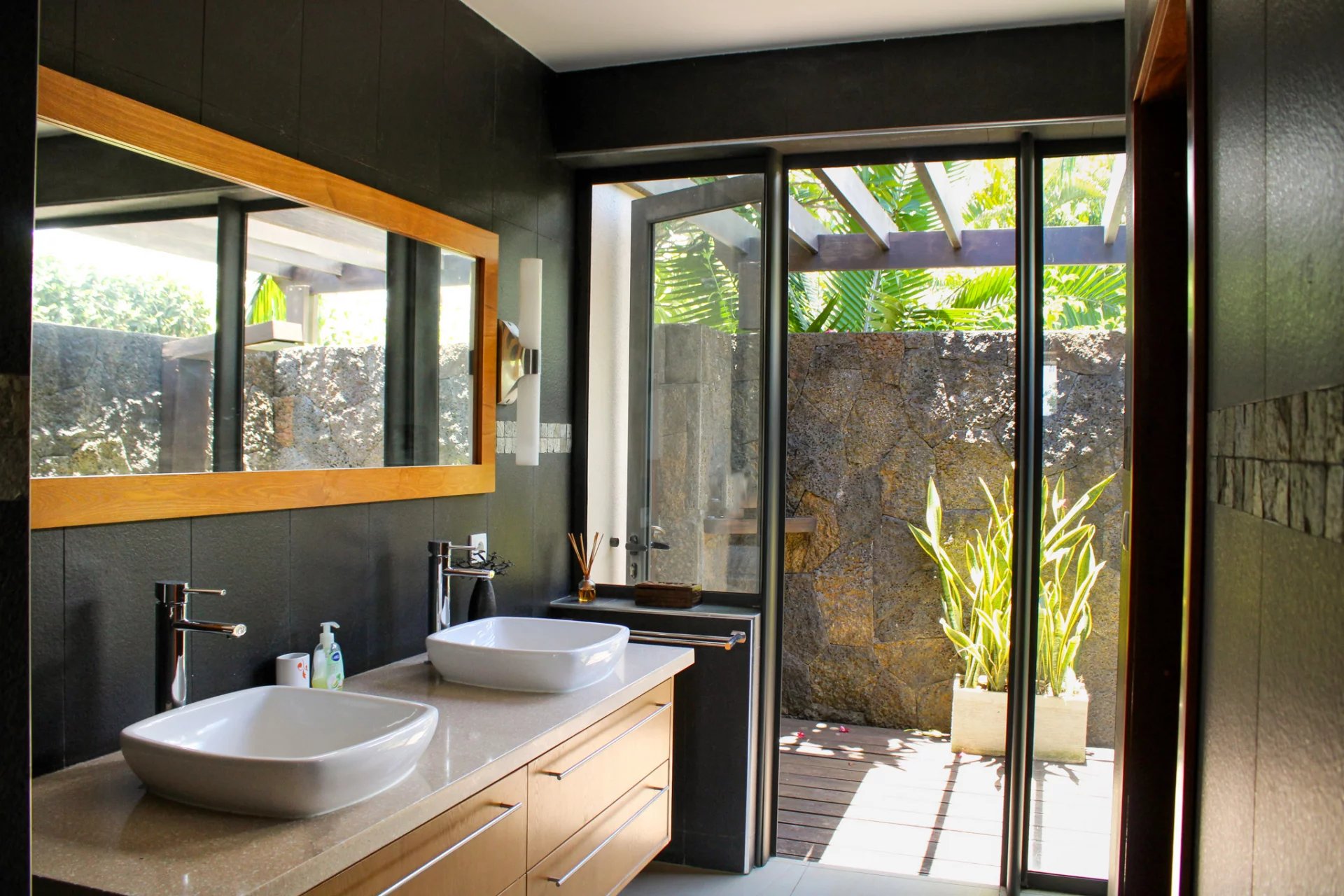 GRAND BAIE - Villa - 5  bedrooms - picture 10 title=