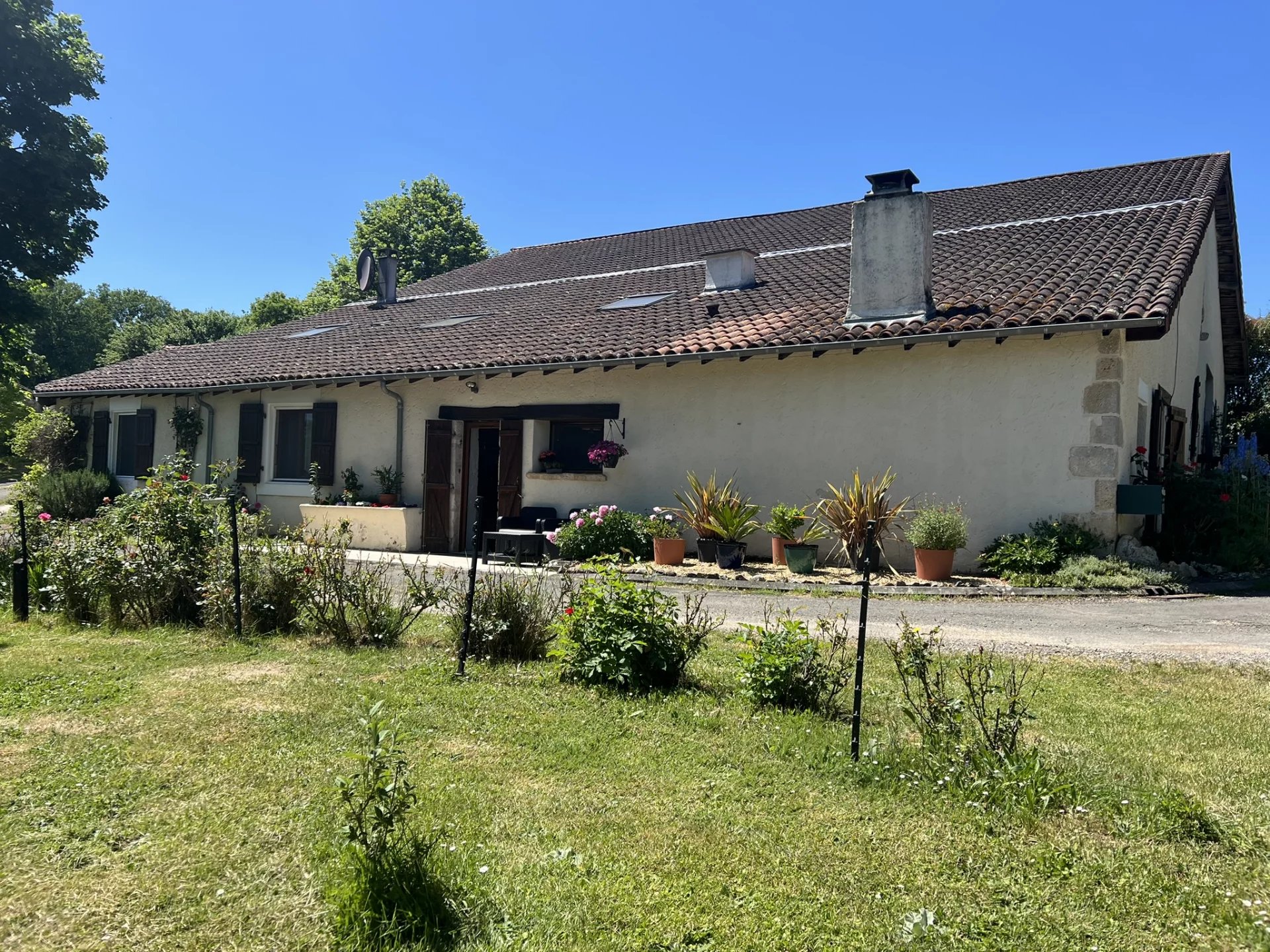 Belle maison en pierre de 3 chambres, au calme... à voir !