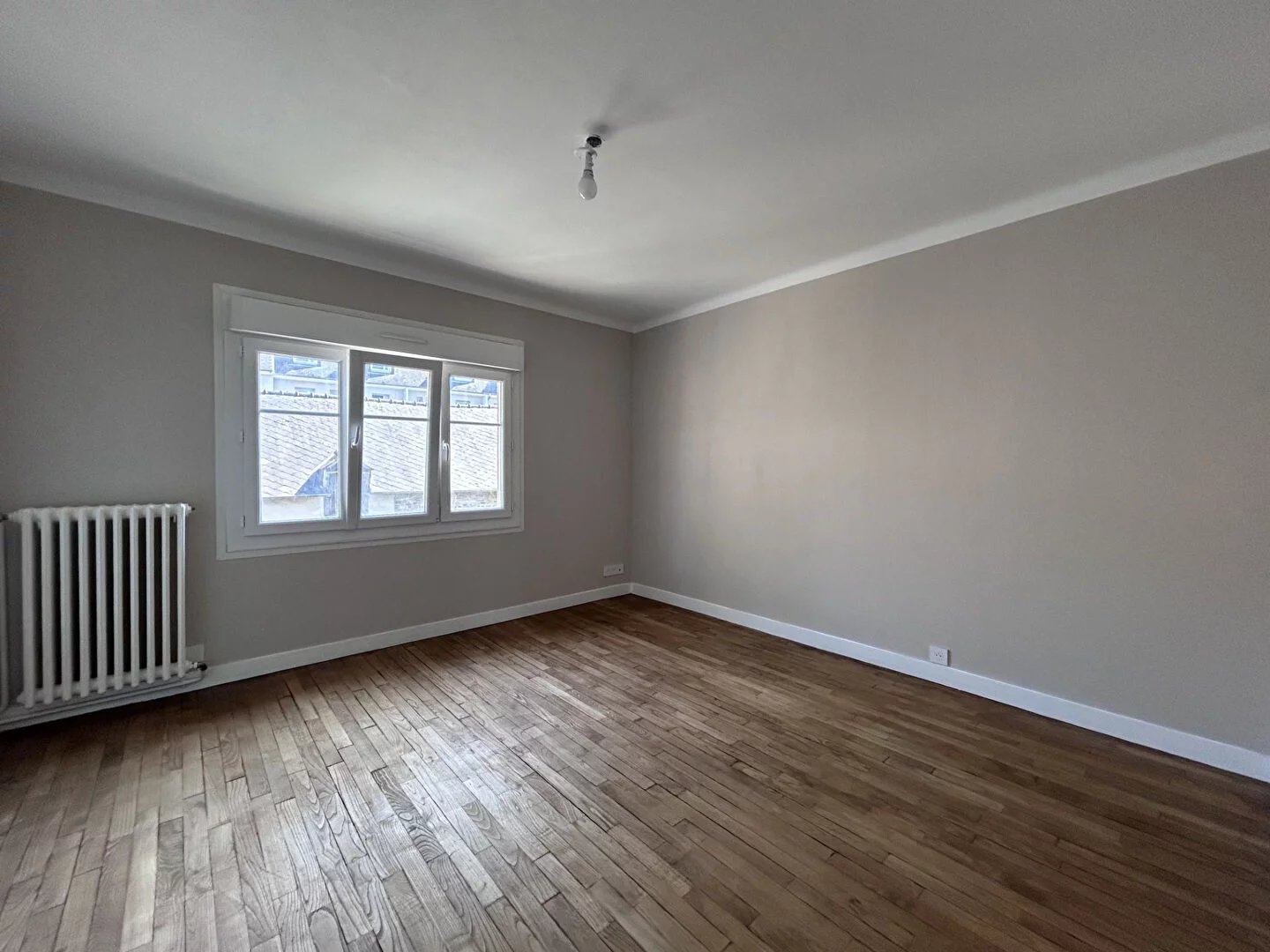 A LOUER - DOL DE BRETAGNE - MAISON - T4 - 82 m² - TROIS CHAMBRES - COUR COMMUNE - GARAGE