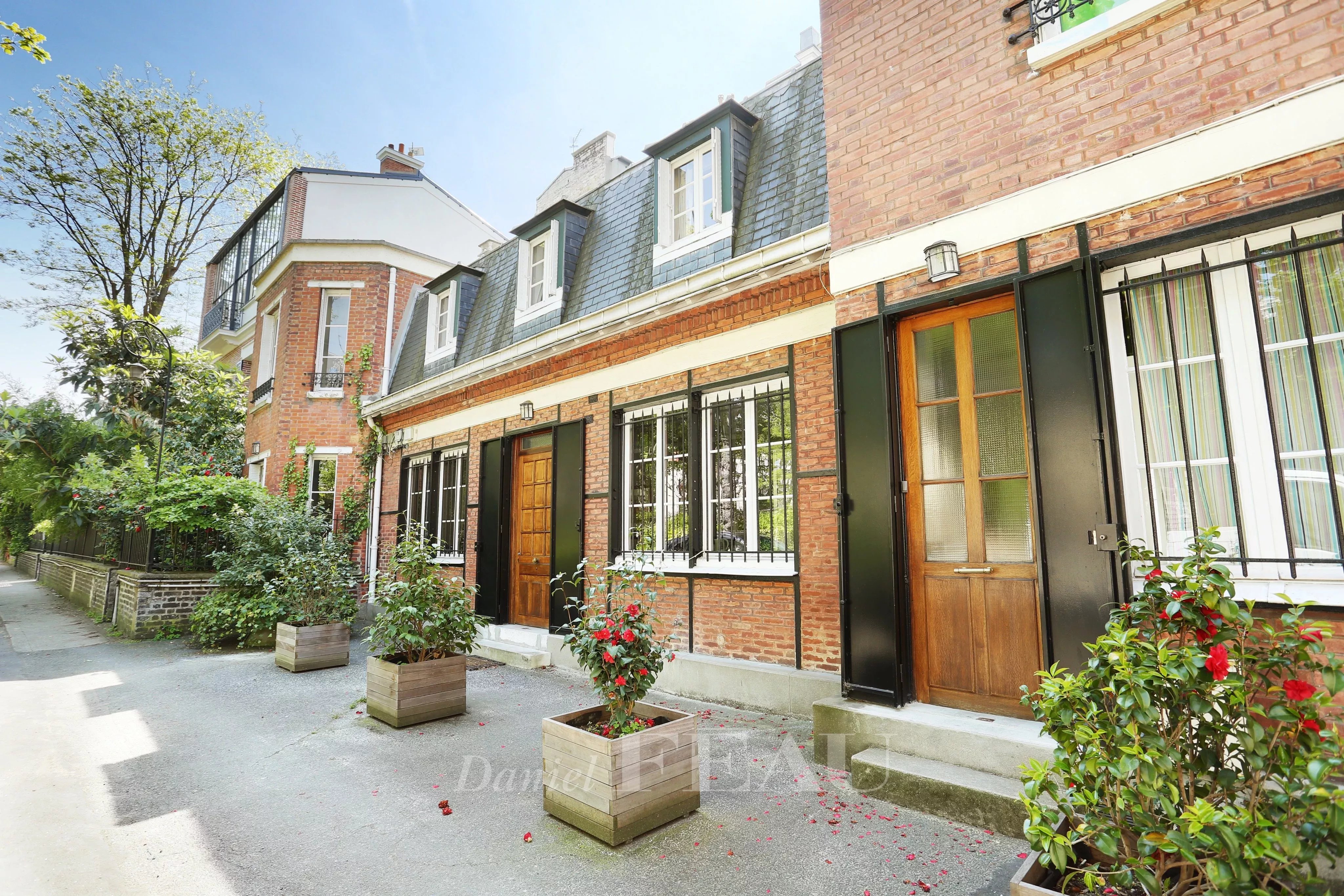 Paris 14th District – A peaceful 5-bed Town House in a private street.  In perfect condition