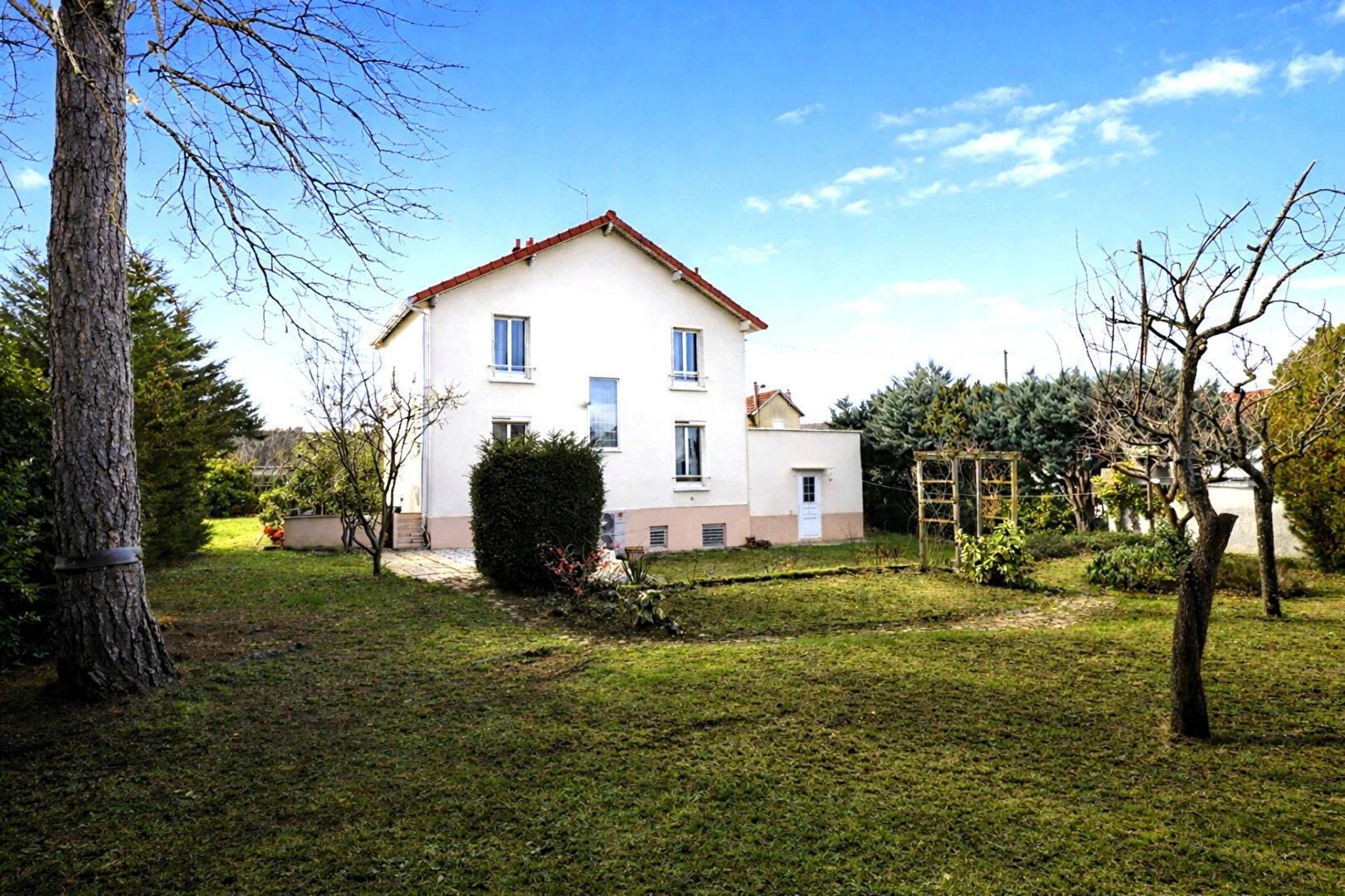 CHATOU charmante maison d'environ 124 m² avec sous-sol total sur terrain de 891 m²