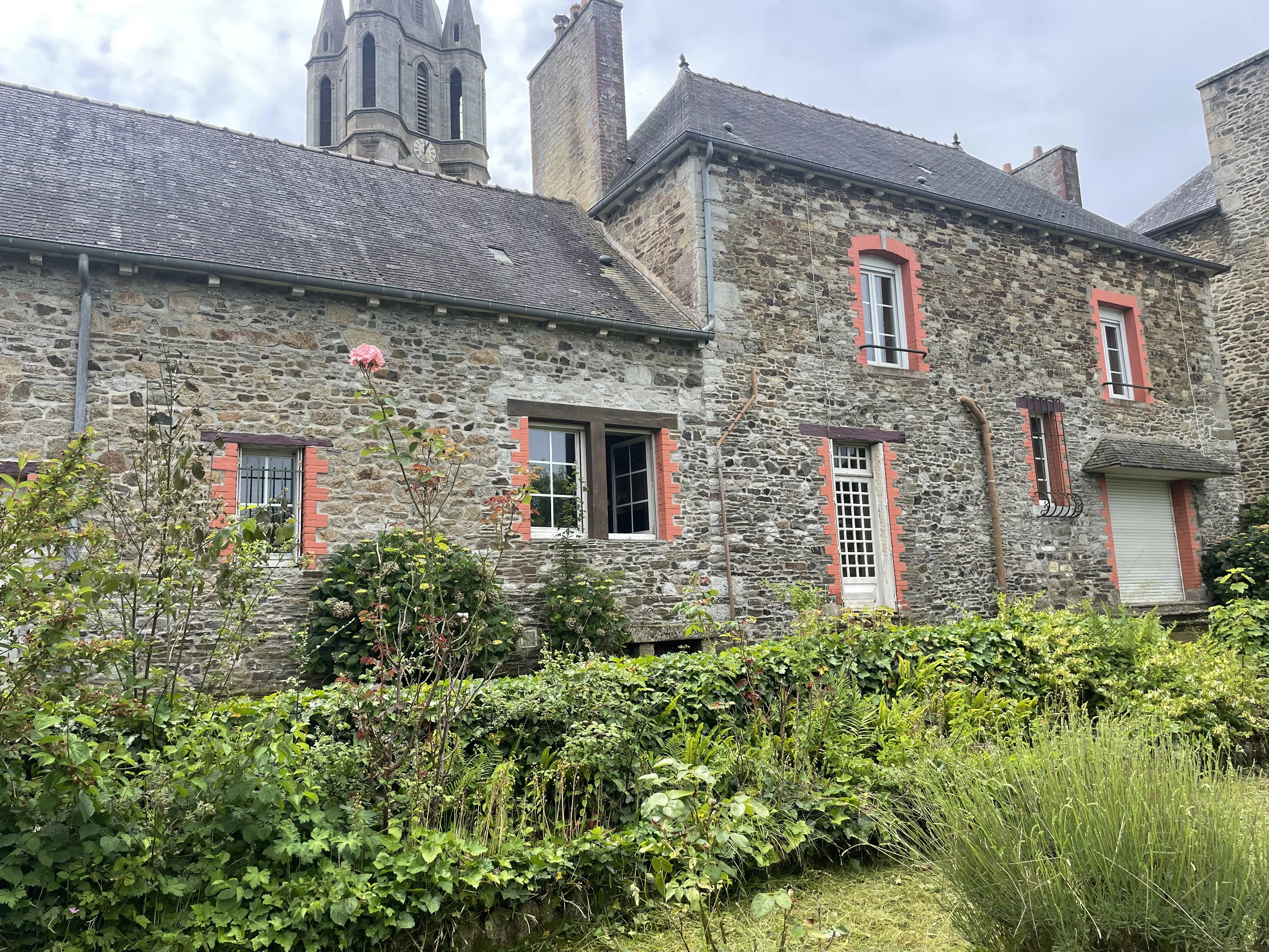 Maison en pierre 155 m² – Centre d’Évran – 4 chambres – Jardin – Idéal famille, gîte ou chambres d’hôtes près du canal d’Ille-et-Rance.