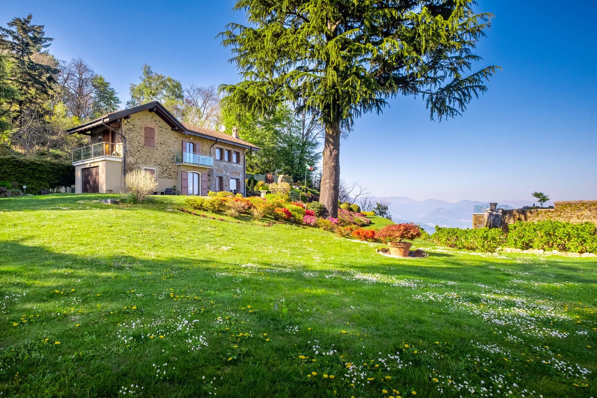 Villa panoramica d’epoca con parco privato e vista lago a Stresa