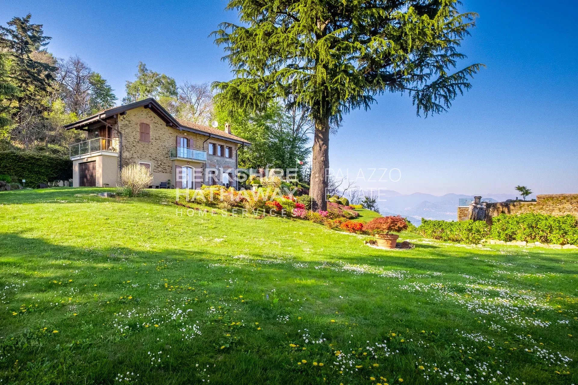 Historic Panoramic Villa with Botanical Park and Lake View