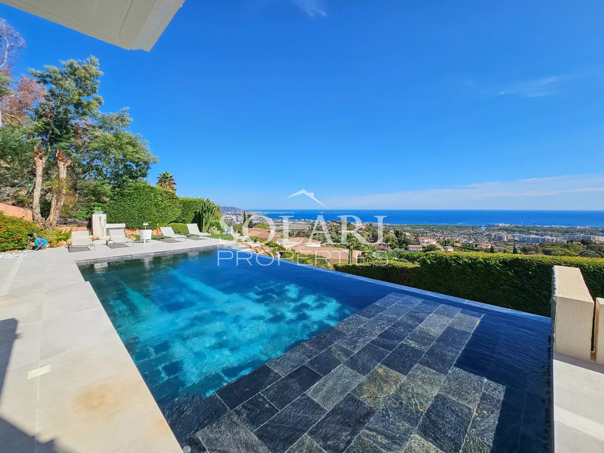 Villa avec piscine à débordement et vue panoramique sur la mer