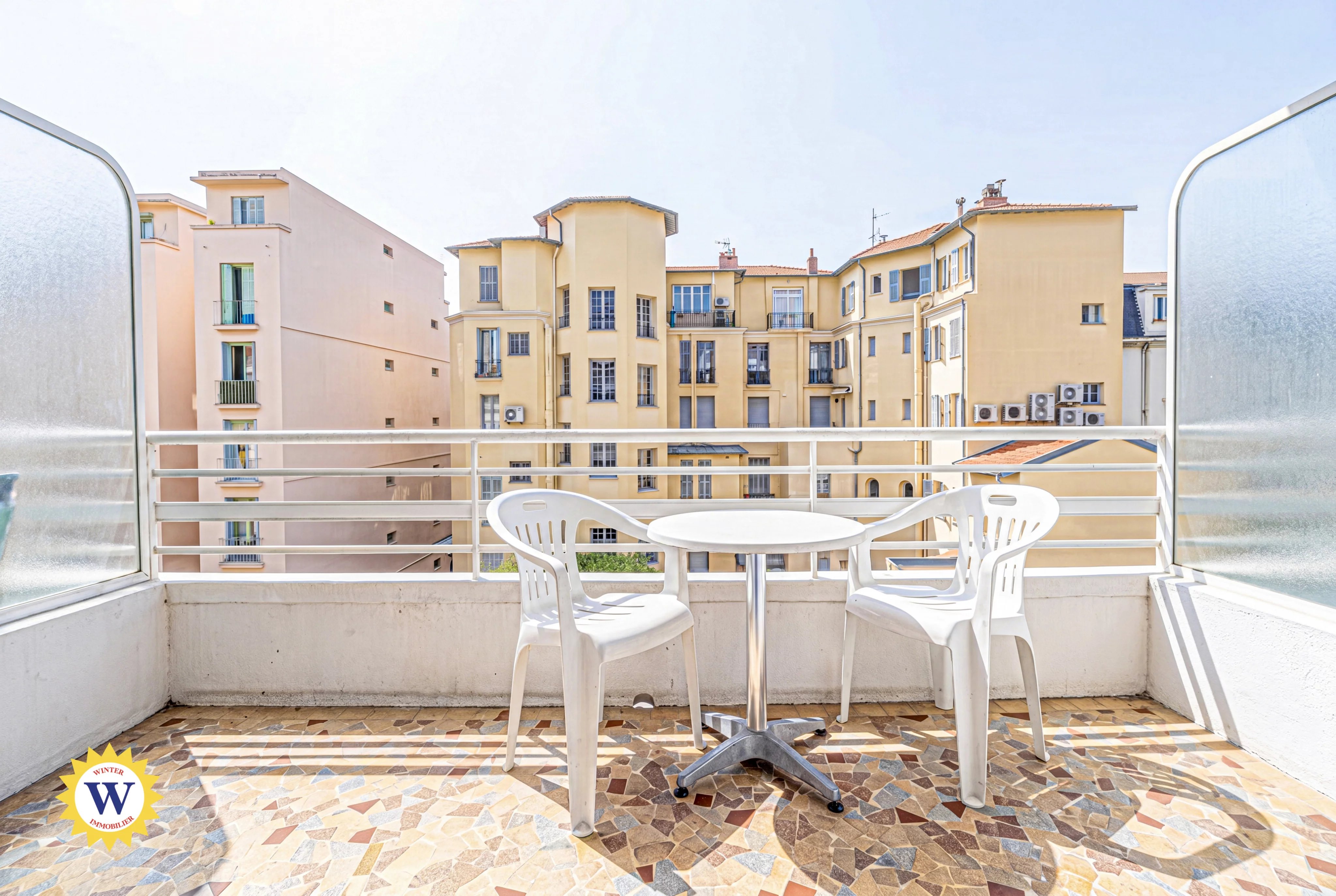 NICE PROMENADE ANDRIOLI / Studio de 31 m2 - étage élevé - terrasse - cave ! VENDU LOUE - Photo 2