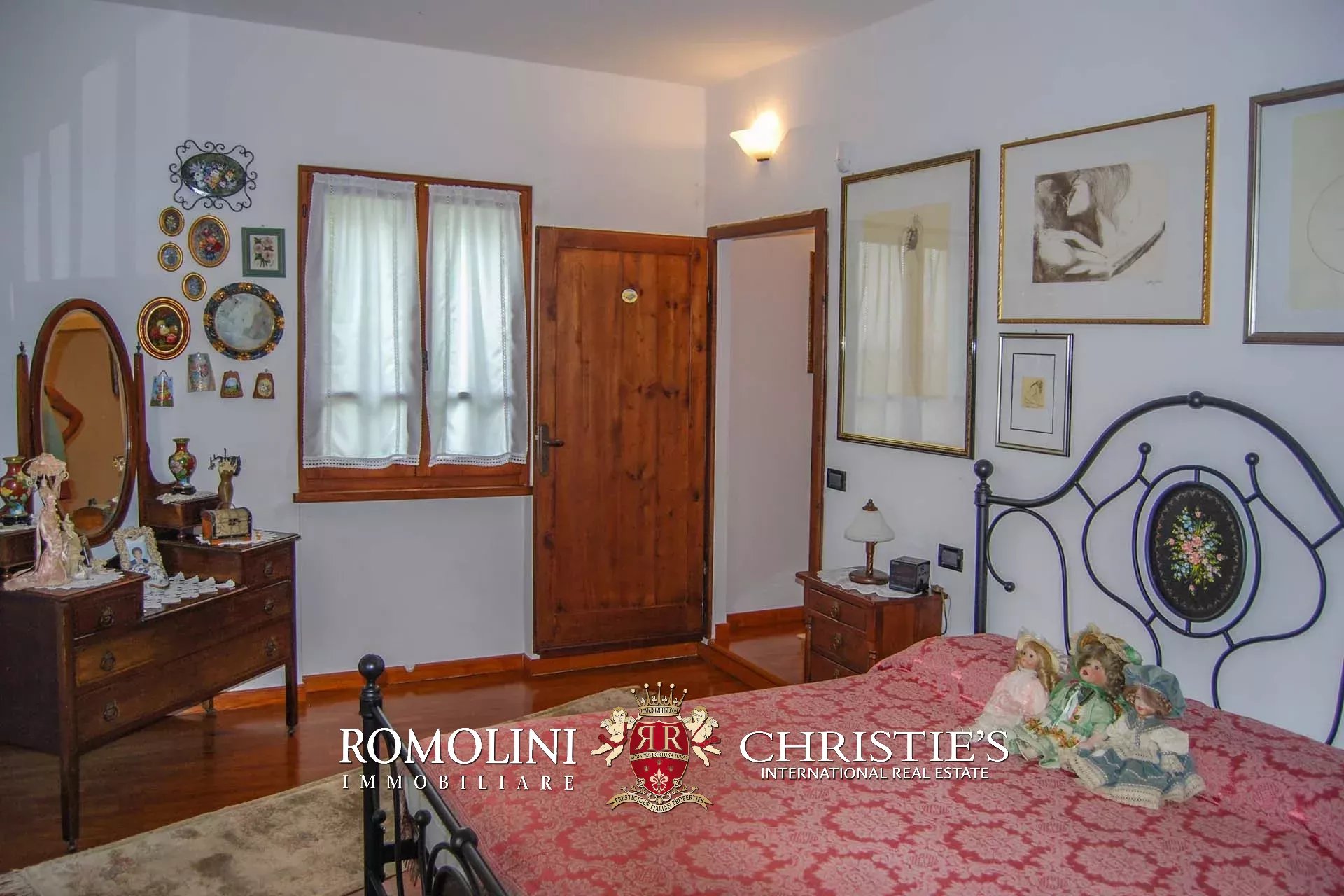 10 Bedroom Villa/Townhouse's Image 38