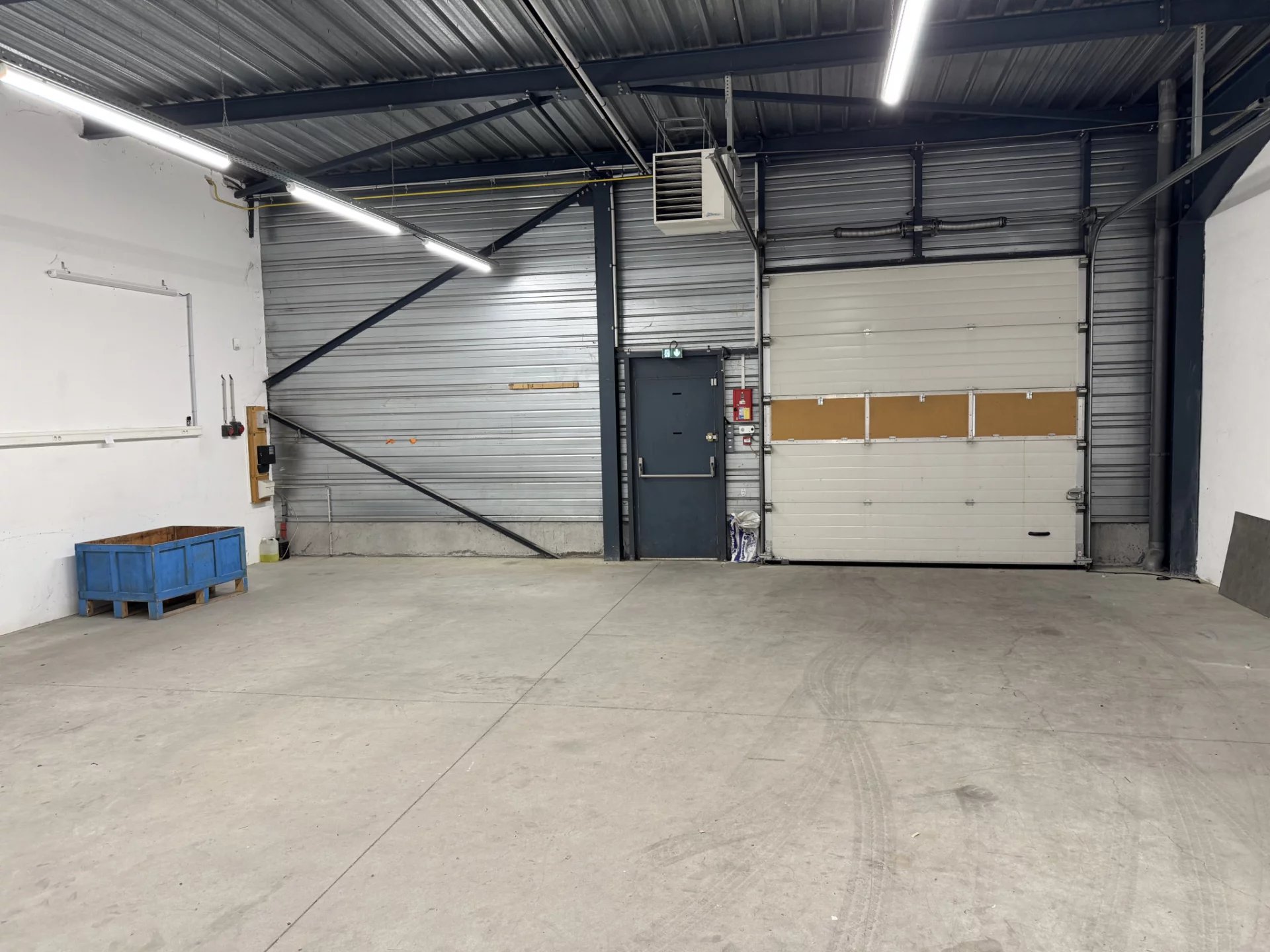 LOCAL 230 m2 DANS ZONE D'ACTIVITE DYNAMIQUE