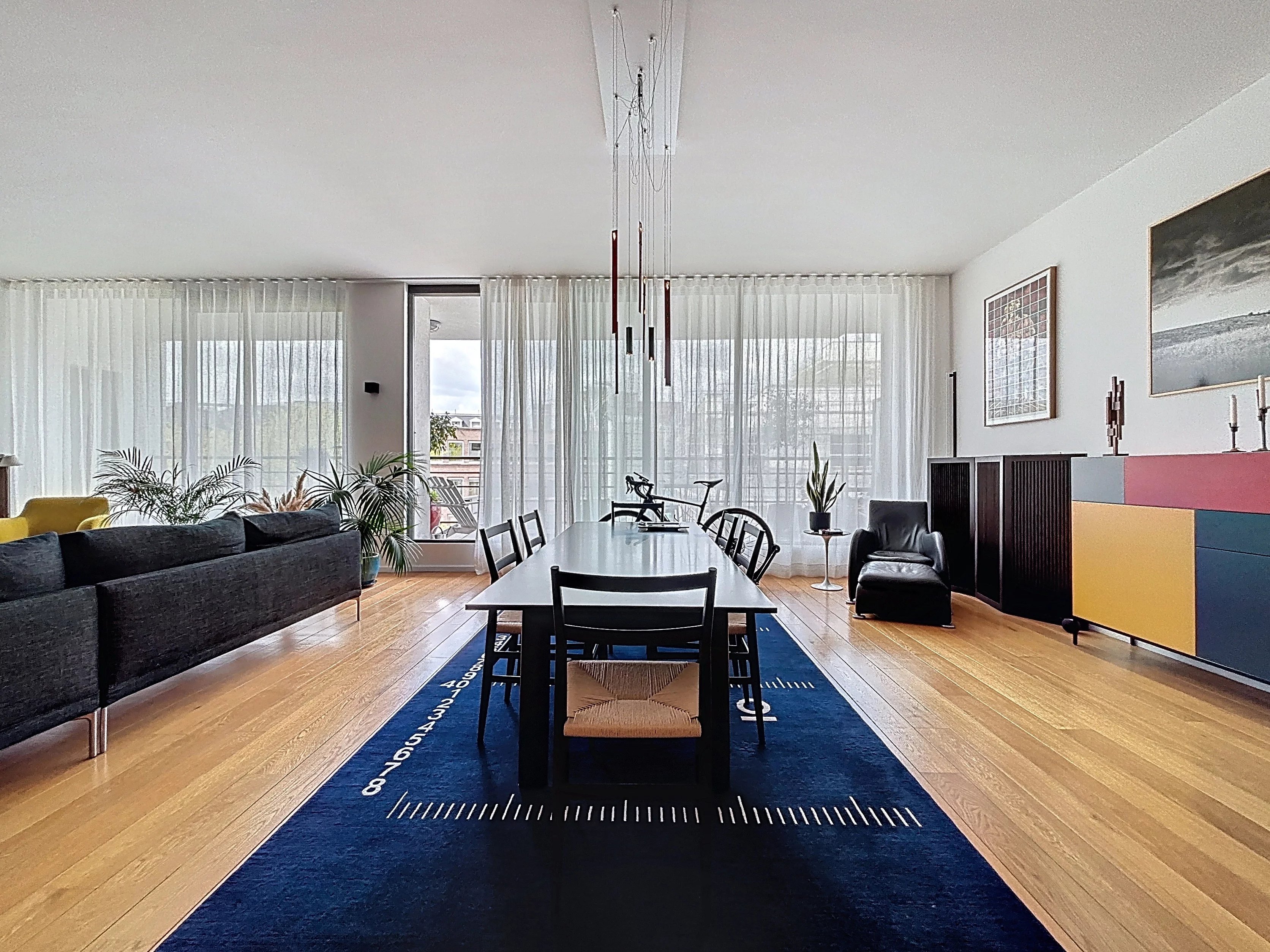 Brussel centrum – Groot gerenoveerd appartement – terras en hoge plafonds