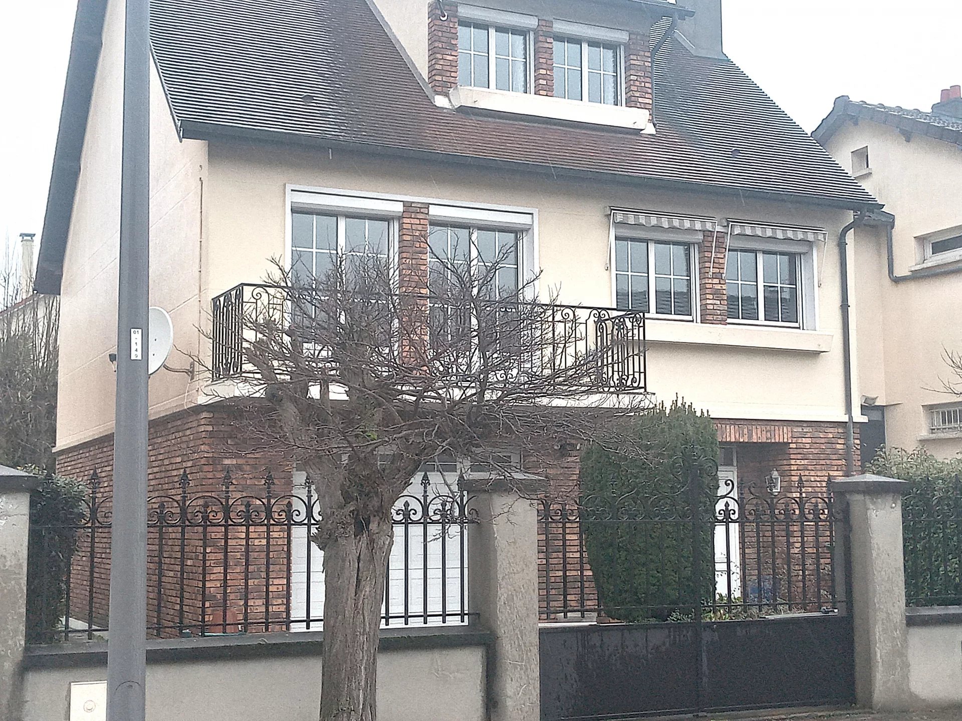 GRANDE MAISON FAMILIALE DE CARACTERE DANS SECTEUR PAVILLONNAIRE RECHERCHE !