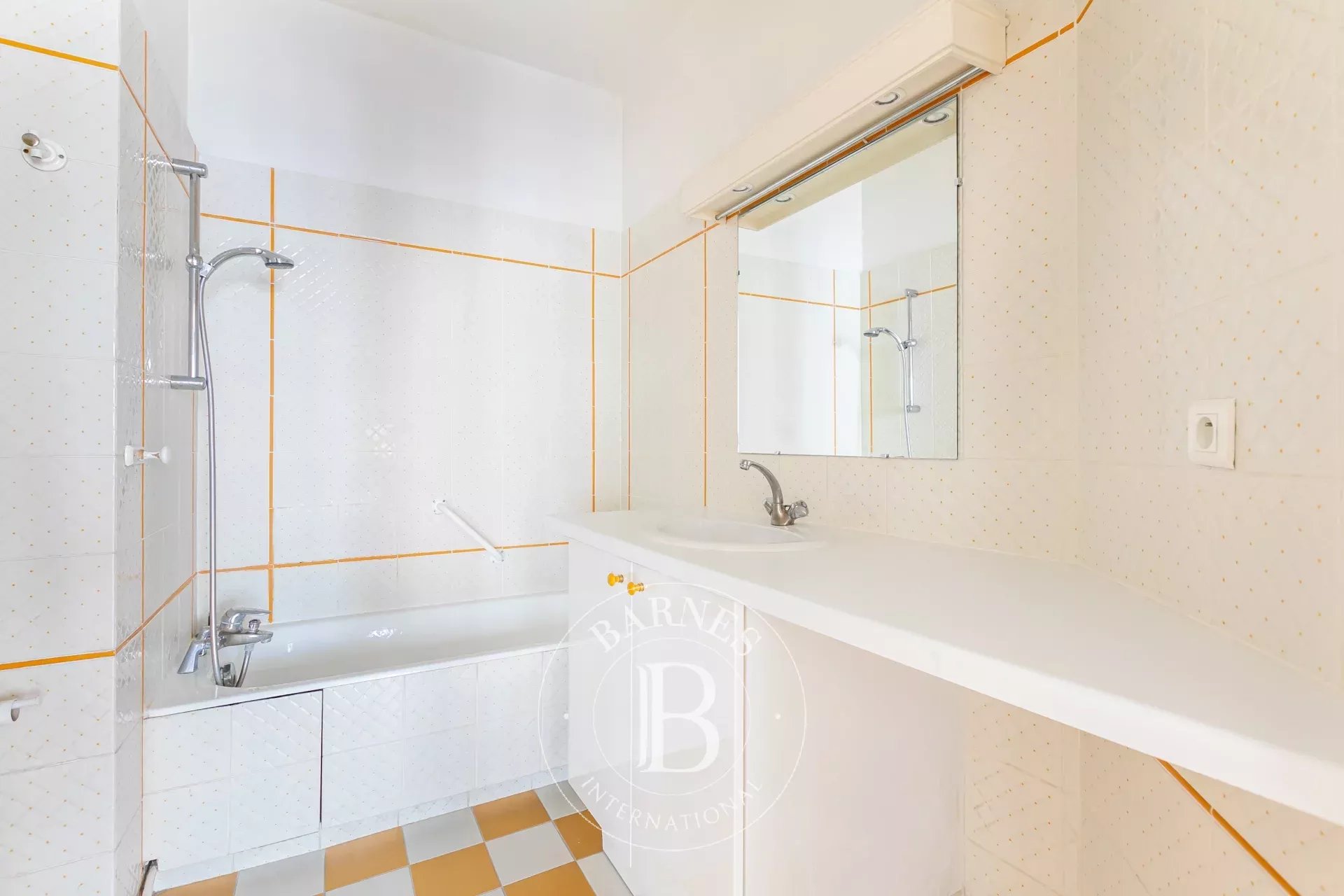 Exclusive - Paris 16 - Rue de la Tour - 2 bedrooms - Plenty of natural light - picture 10