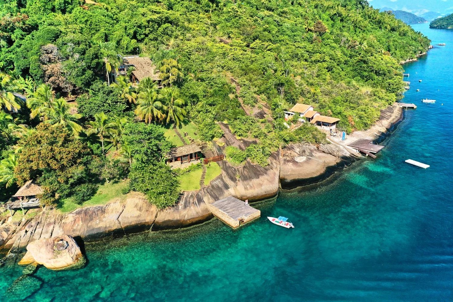 Maison idyllique au bord de l'eau avec jetée à Paraty