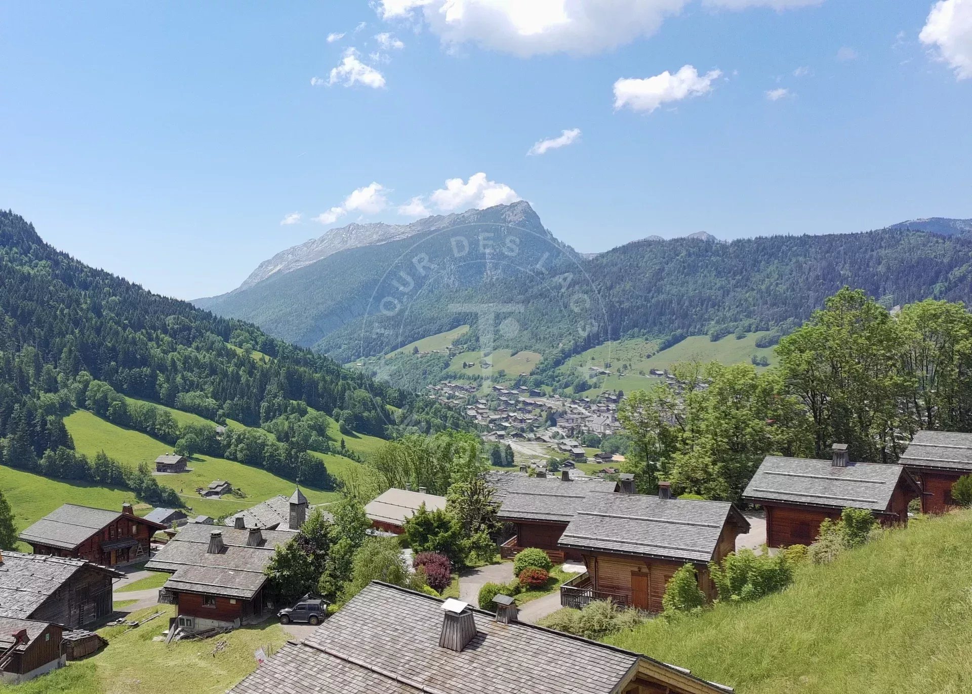 Terrain constructible plein sud de 1009 m2 libre de constructeur