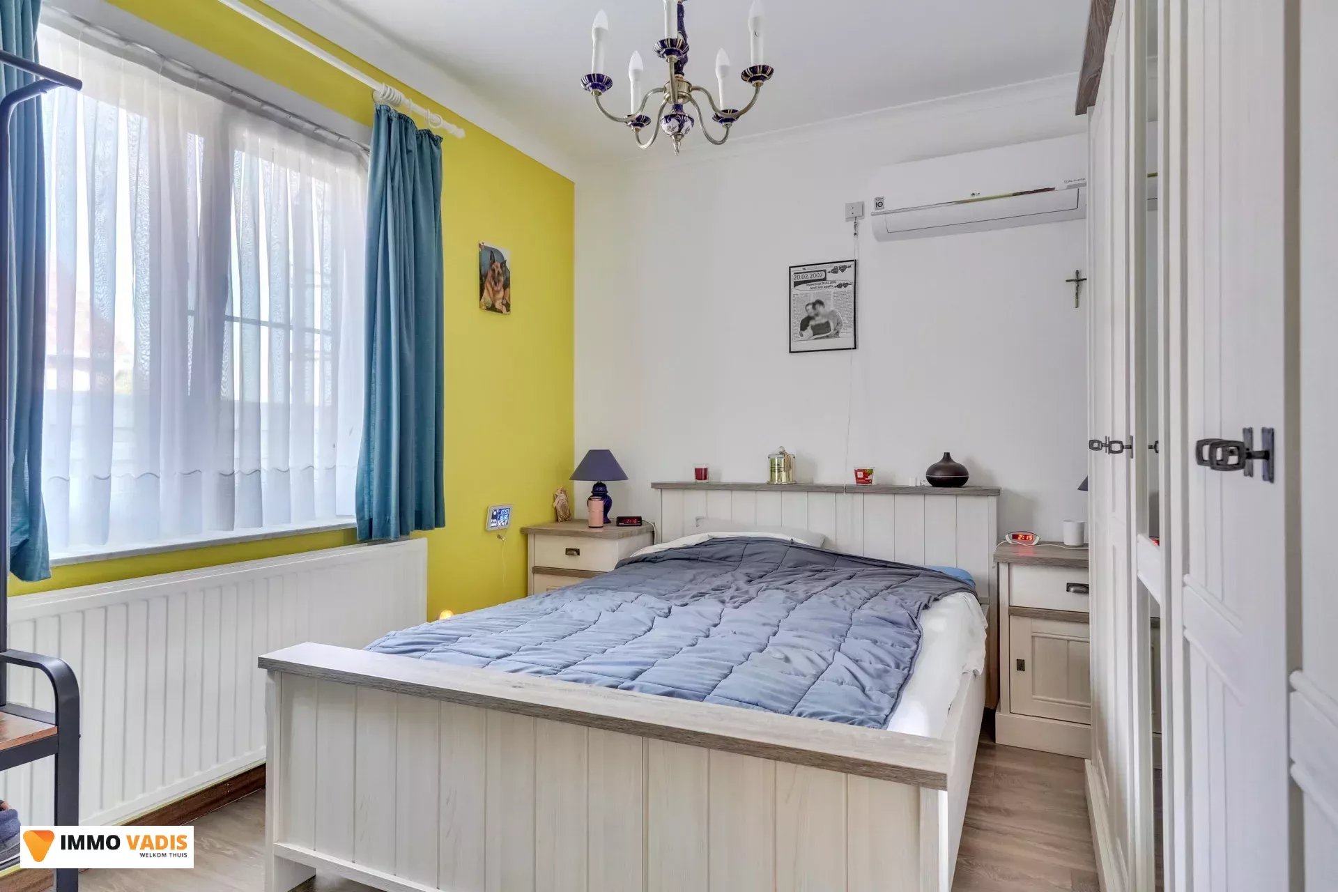 Te koop op lijfrente - Comfortabele villa met drie slaapkamers, twee garages en een magazijn.