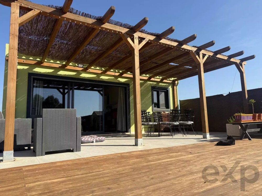 Villa no Algarve, renovada em 2023. 4 q, 2 c de banho, 108 m² em terr. de 1.100 m². Ampliação até 300 m². Jardim virado a sul, piscina, perto do Aeroporto de Faro. Ideal para Airbnb ou família.