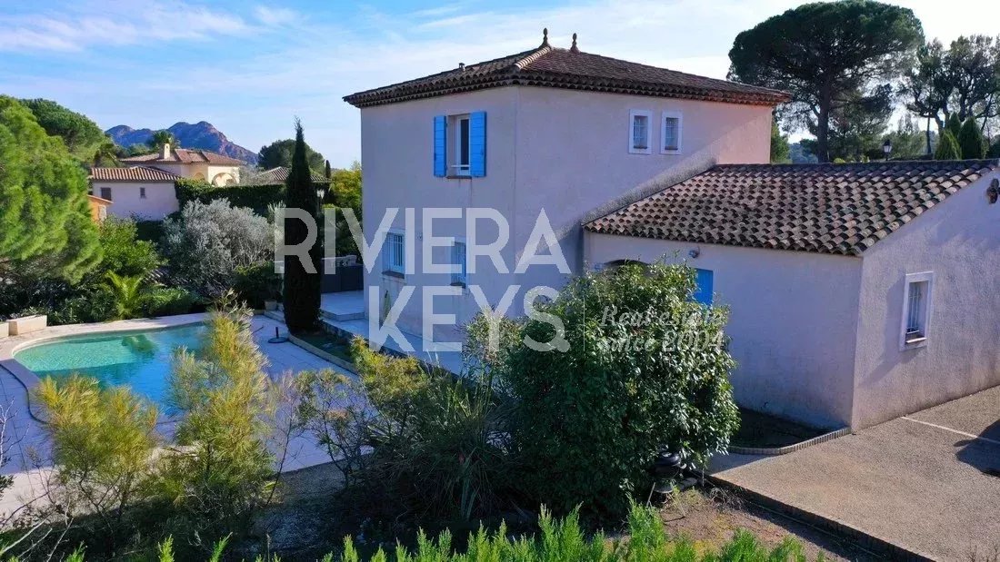SAINT-RAPHAËL – Les Veissières: Charmante Villa mit Pool und freiem Ausblick