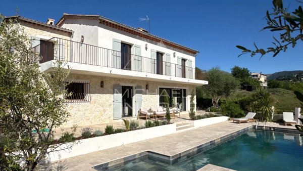 Panoramic View over the Village of Saint-Paul-de-Vence — photo 2
