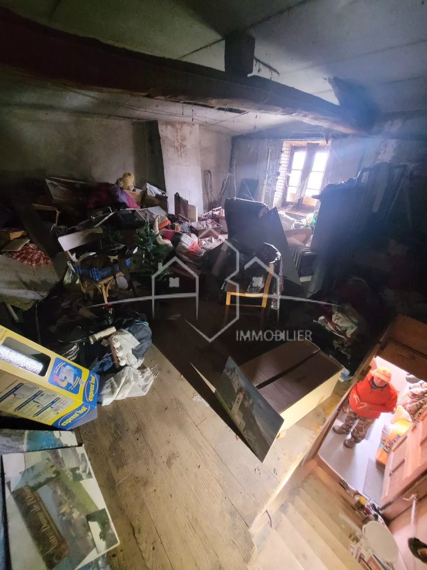 ANNEYRON, maison 2 pièces à rénover avec dépendances