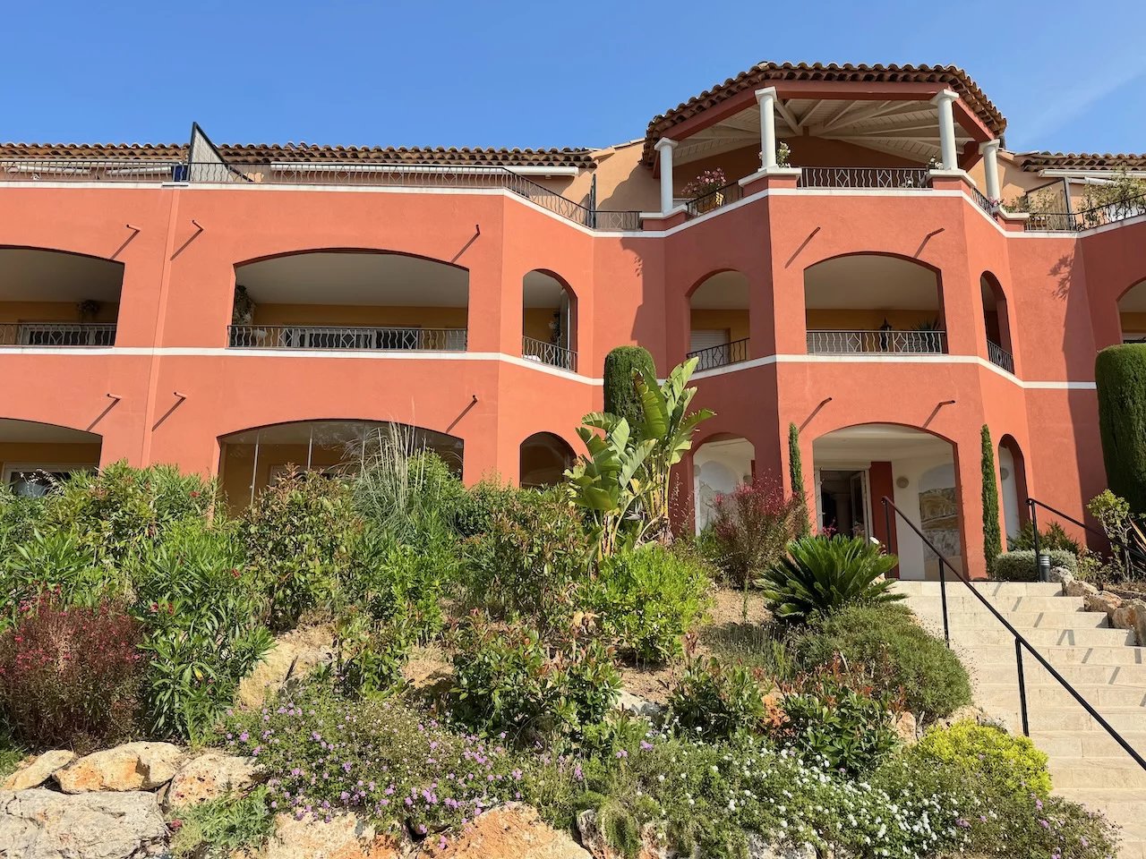 Roquebrune-sur-Argens | 3-room apartement with loggia overlooking a beautiful garden.