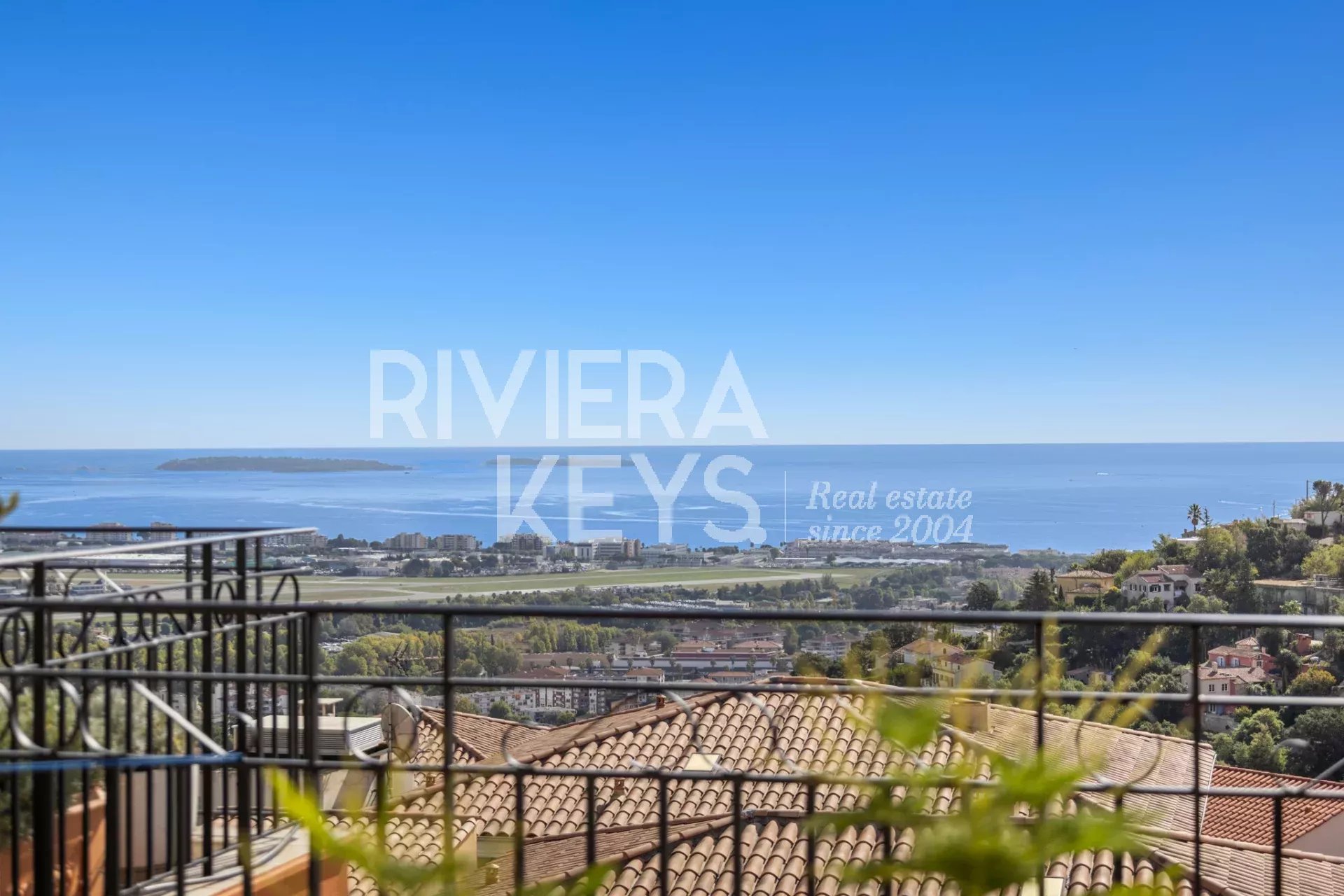 MANDELIEU-LA-NAPOULE: Superb 2-bedroom apartment with large terrace and sea view