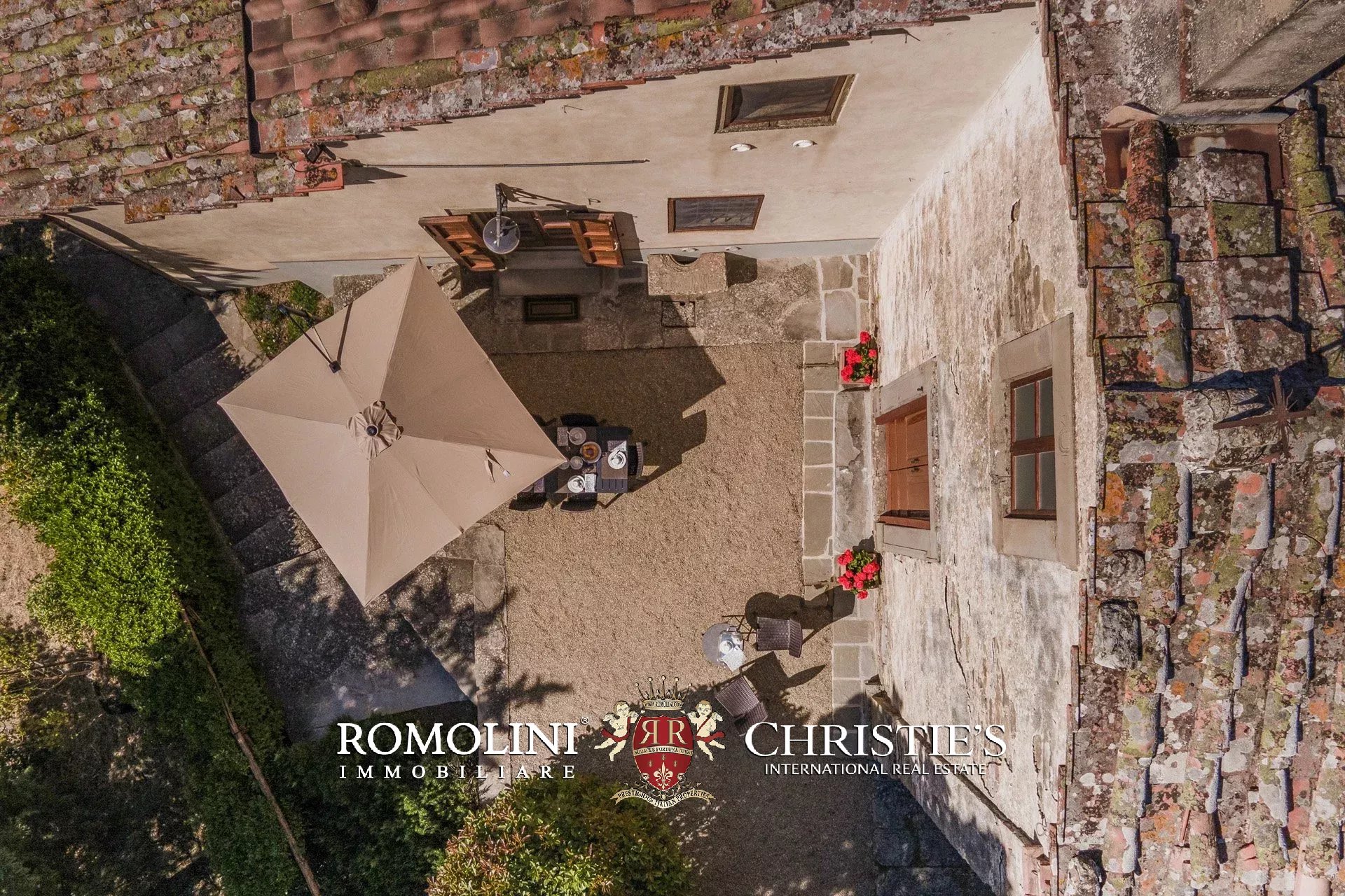 WEILER MIT PANORAMABLICK UND KIRCHE ZU VERKAUFEN IN CASTIGLION FIORENTINO 