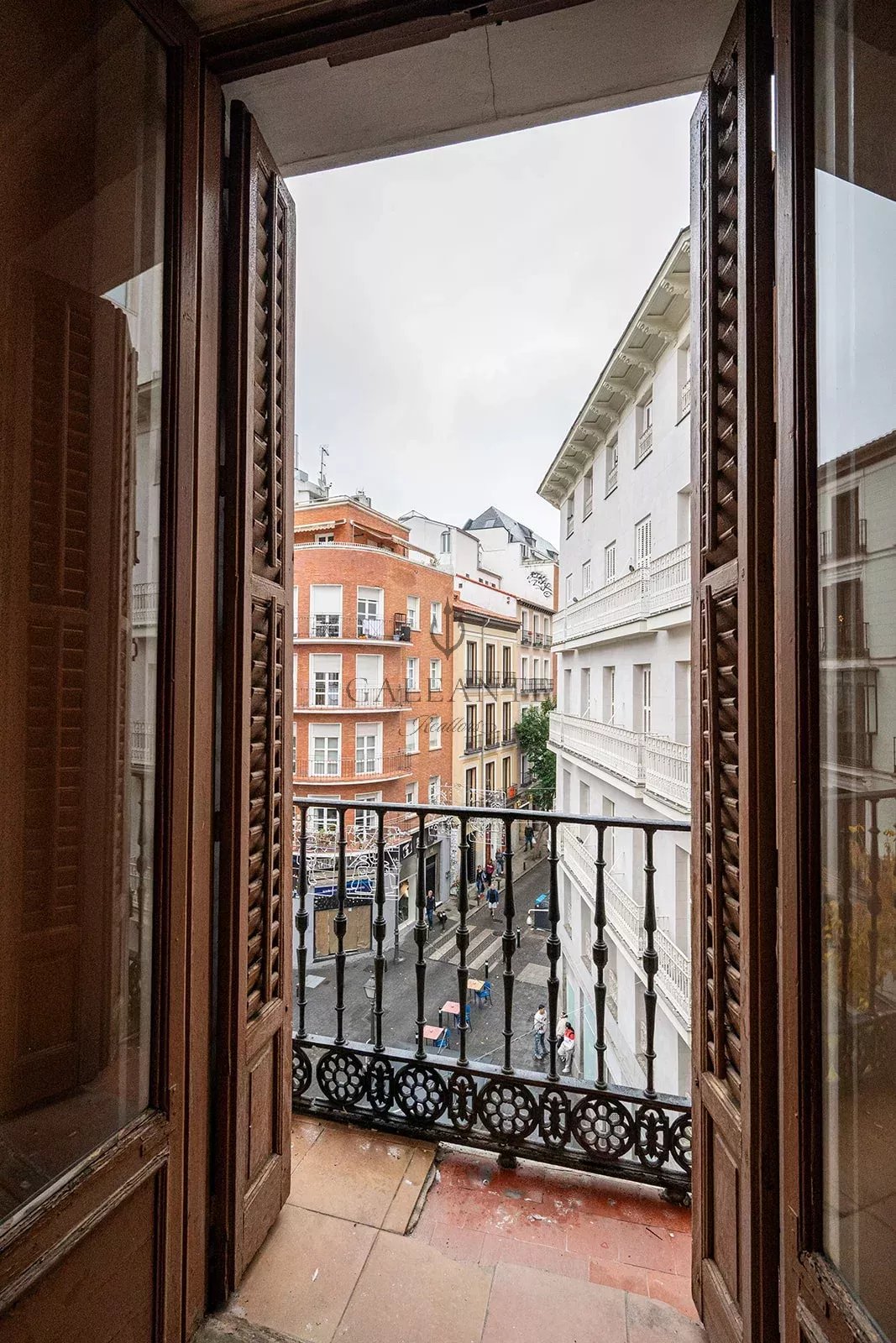 CORNER GEM WITH 7 BALCONIES: 220 M² SEGREGABLE APARTMENT ON CALLE DESENGAÑO - Image 3